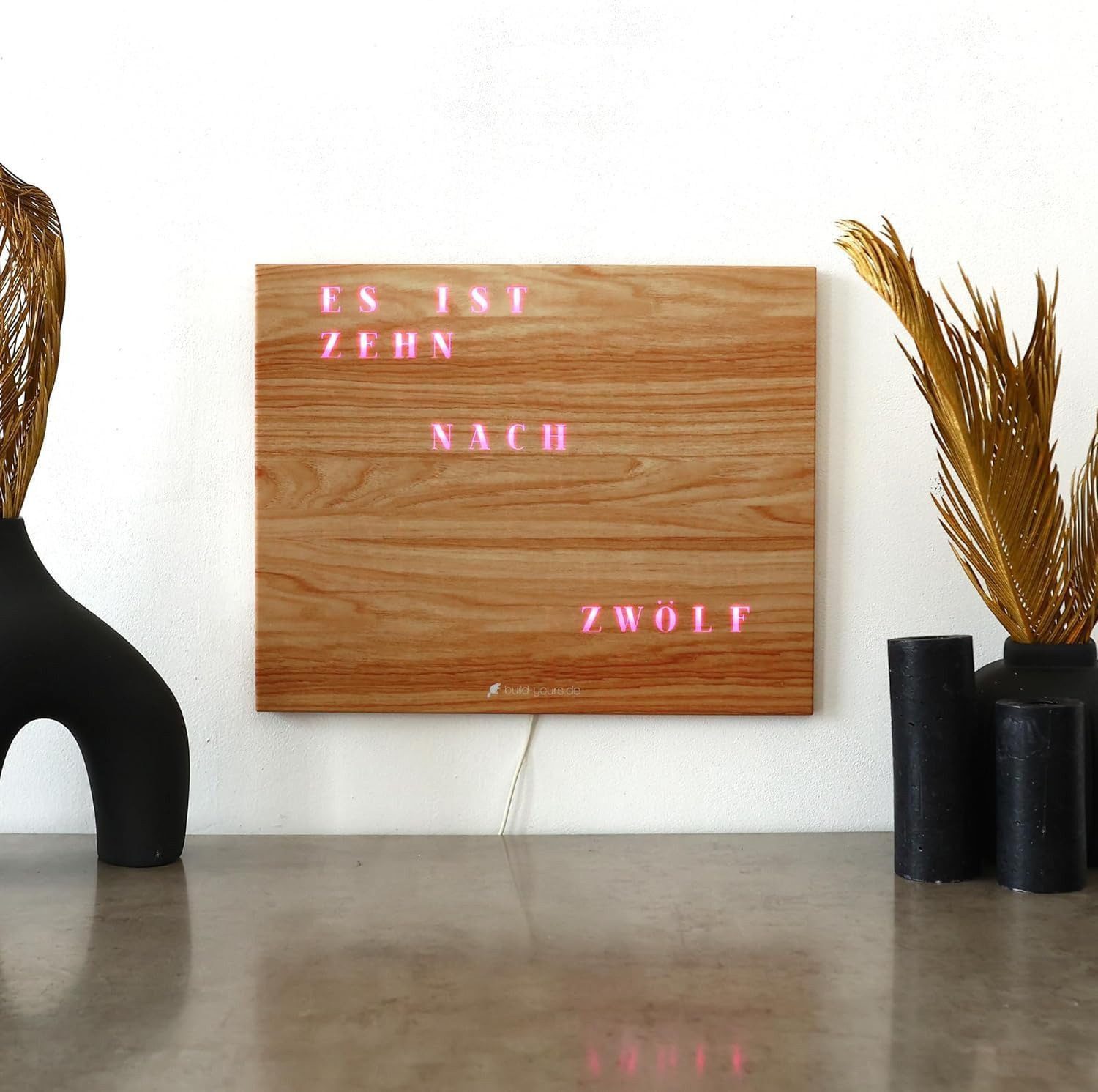 build-yours.de Wanduhr Jupiter 2.0 – Phantom Edition (50 × 40 cm) (Wood Edition – Smarte Wortuhr, App-Steuerung, RGBW LEDs)