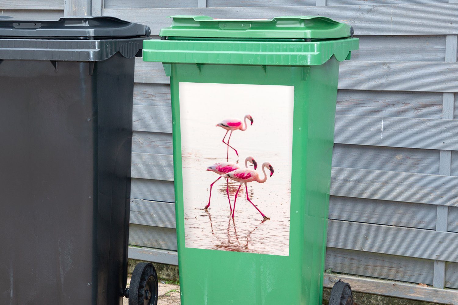 Kenia Abfalbehälter MuchoWow Container, Mülltonne, Rosa im Wasser vor (1 Mülleimer-aufkleber, St), Flamingos Sticker, Wandsticker