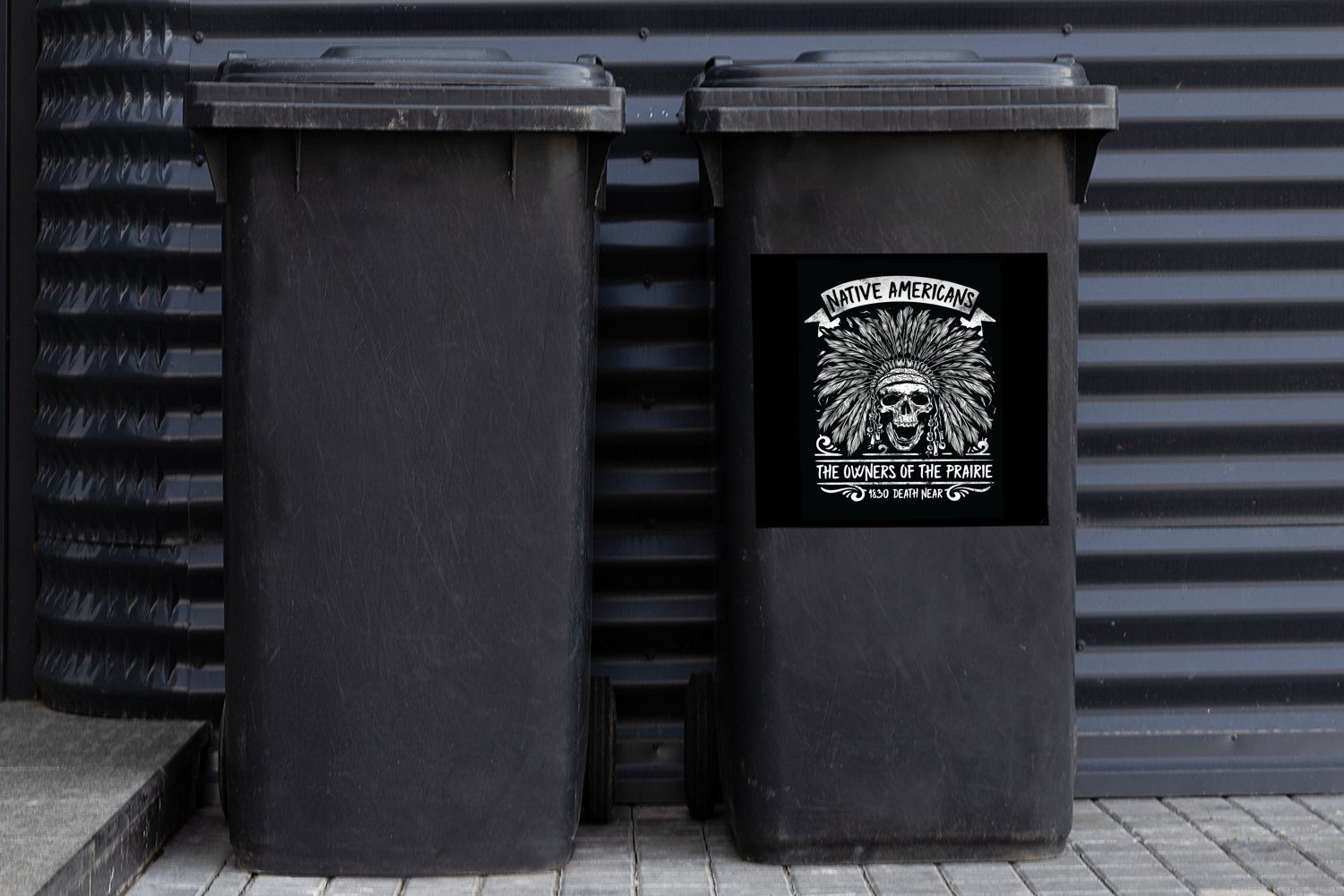 Sticker, Container, Mülleimer-aufkleber, - Retro Weiß Schwarz MuchoWow - Mülltonne, - Abfalbehälter (1 St), Maske Wandsticker - Federn