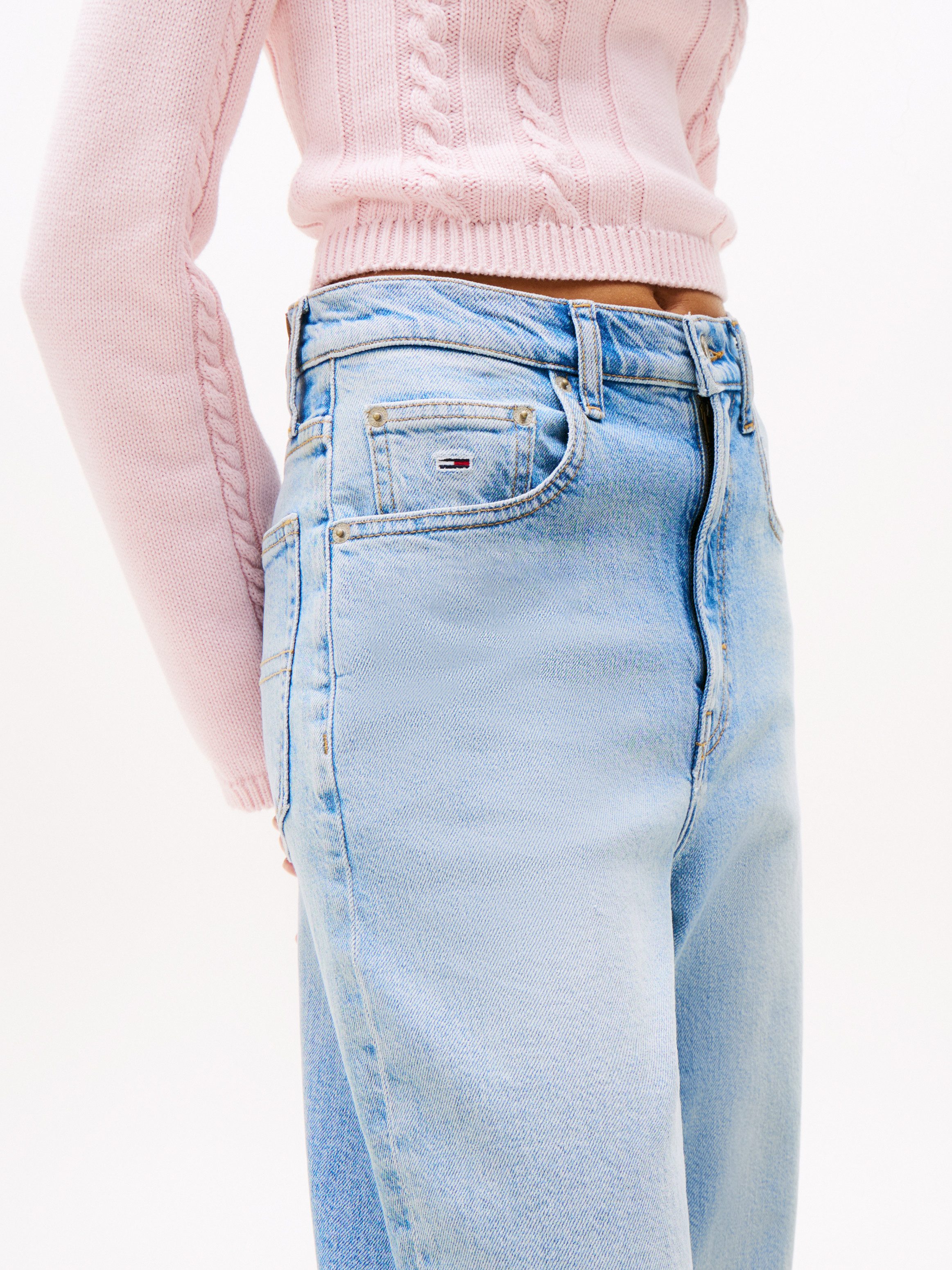 Tommy Jeans Mom-Jeans MOM JEAN UH TPR mit Logo-Stickereien, in knöchelfreier Länge