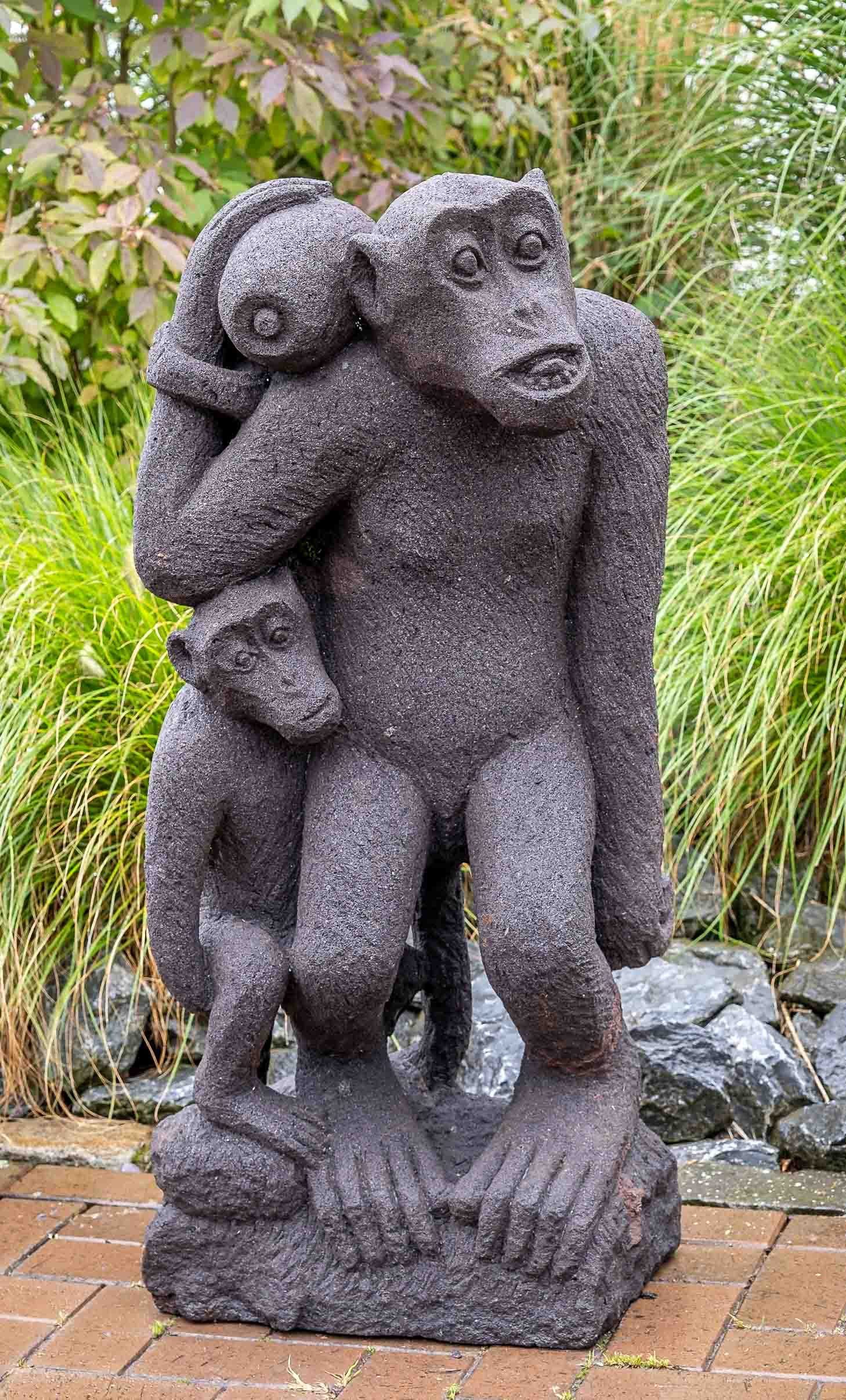 IDYL Gartenfigur IDYL Lavastein Figur Affenfamilie, Lavastein– ein Naturprodukt – sehr robust – witterungsbeständig gegen Frost, Regen und UV-Strahlung.