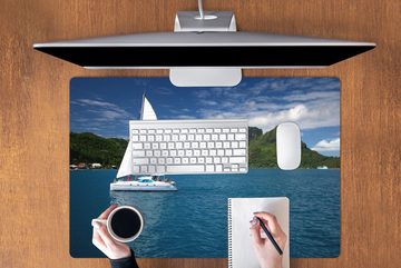 MuchoWow Gaming Mauspad Segelboot segelt entlang der grünen Küste (1-St), Büro für Tastatur und Maus, Mousepad Gaming, 90x60 cm, XXL, Großes