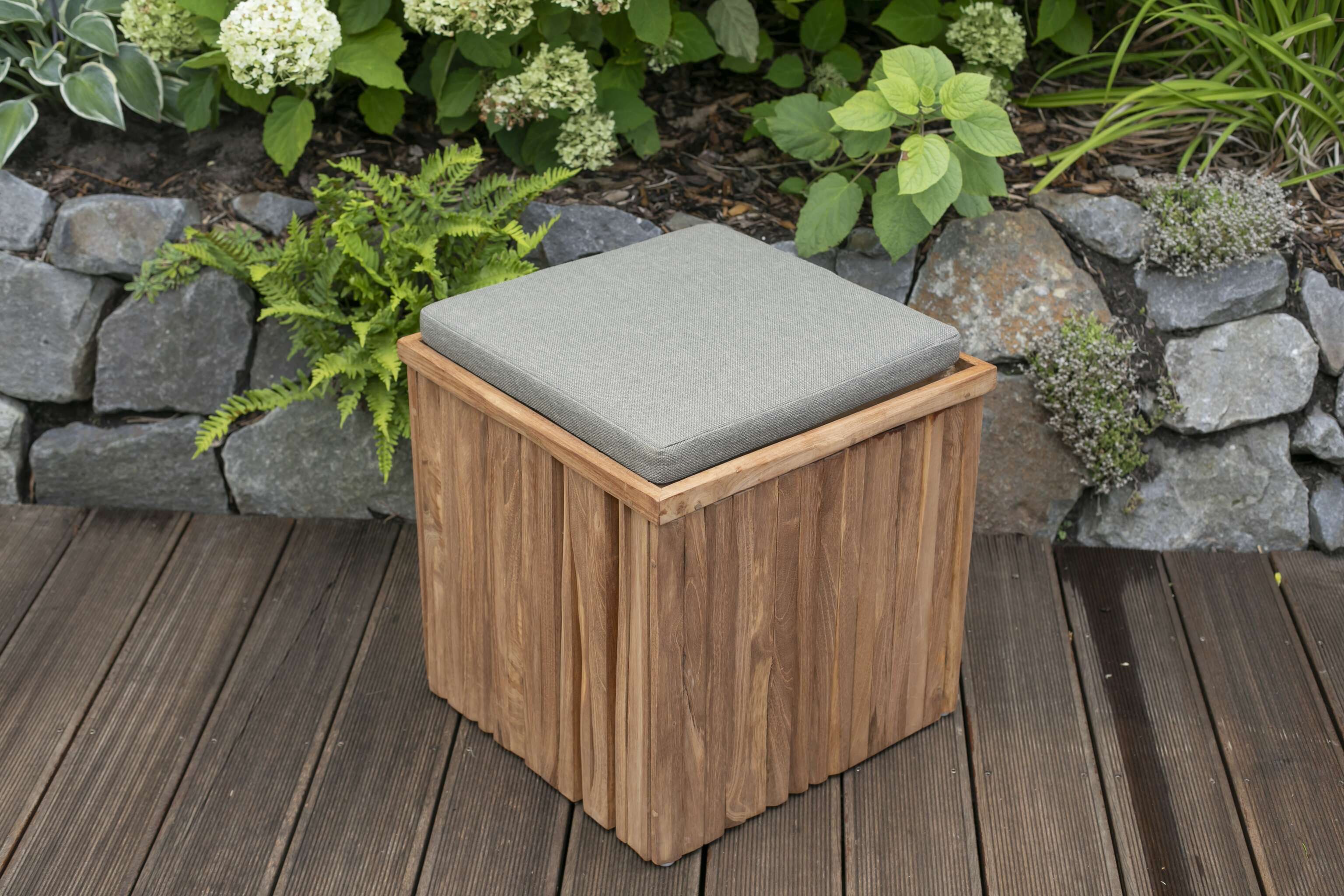 MR.DEKO Stauraumhocker Oxford mit Sitzkissen 45 cm Teak Aufbewahrungsbox wetterfest (Ideal zu Deckchairs kombinierbar – für drinnen & draußen geeignet, 1 St), Plantagen-Teak Vollholz – wetterfest, vielseitig, Stauraum