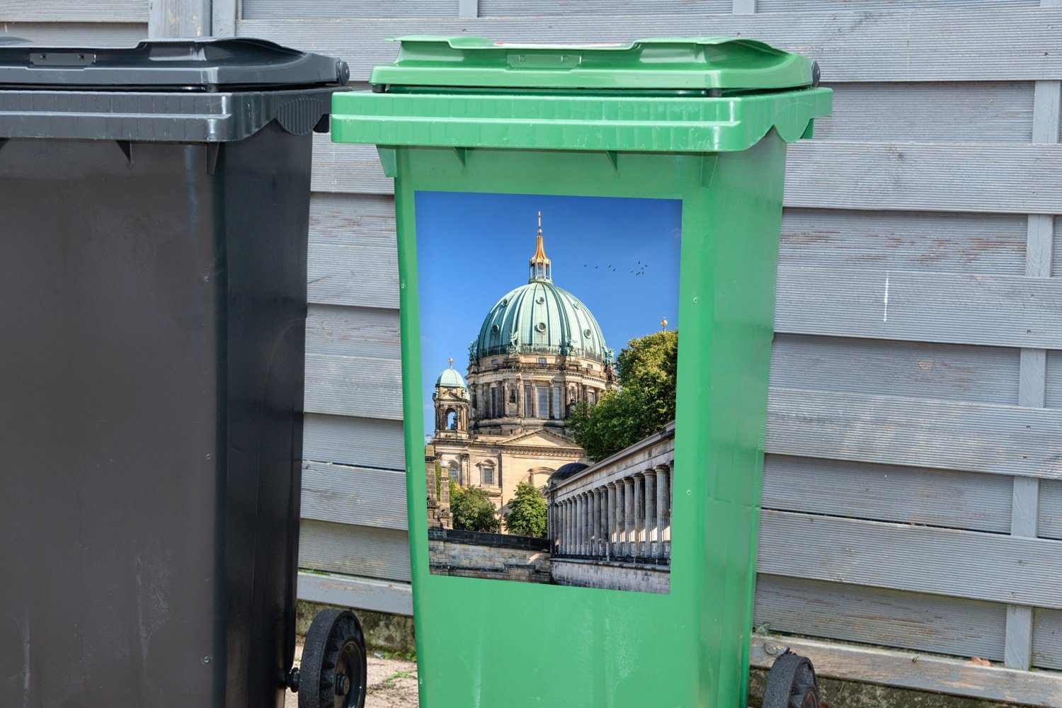 MuchoWow Wandsticker Berlin - - St), Abfalbehälter Sticker, (1 Mülltonne, Container, Mülleimer-aufkleber, Museum Architektur