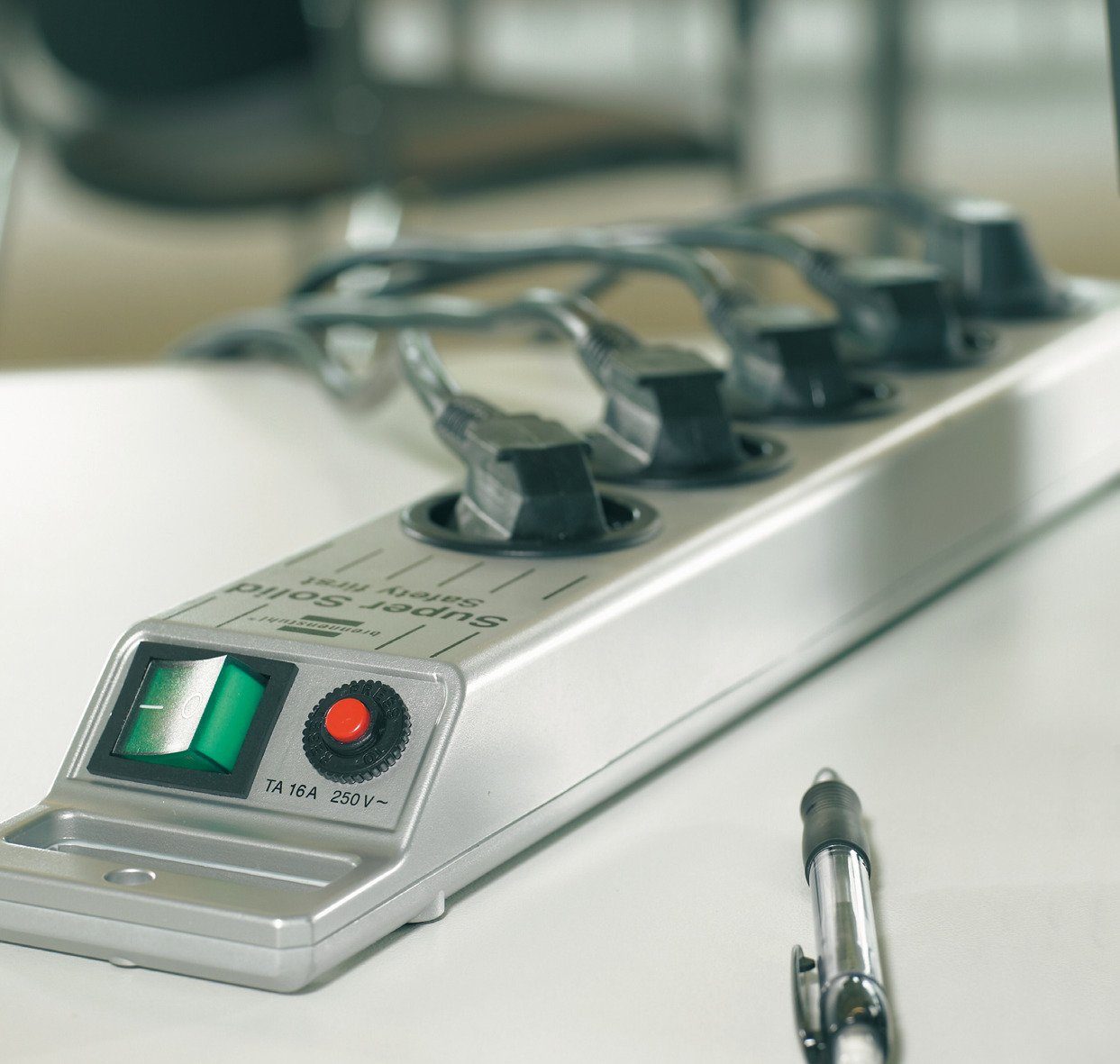 Brennenstuhl Super-Solid Steckdosenleiste 8-fach (Ein- / Ausschalter, Kabellänge 2,5 m), mit Schalter