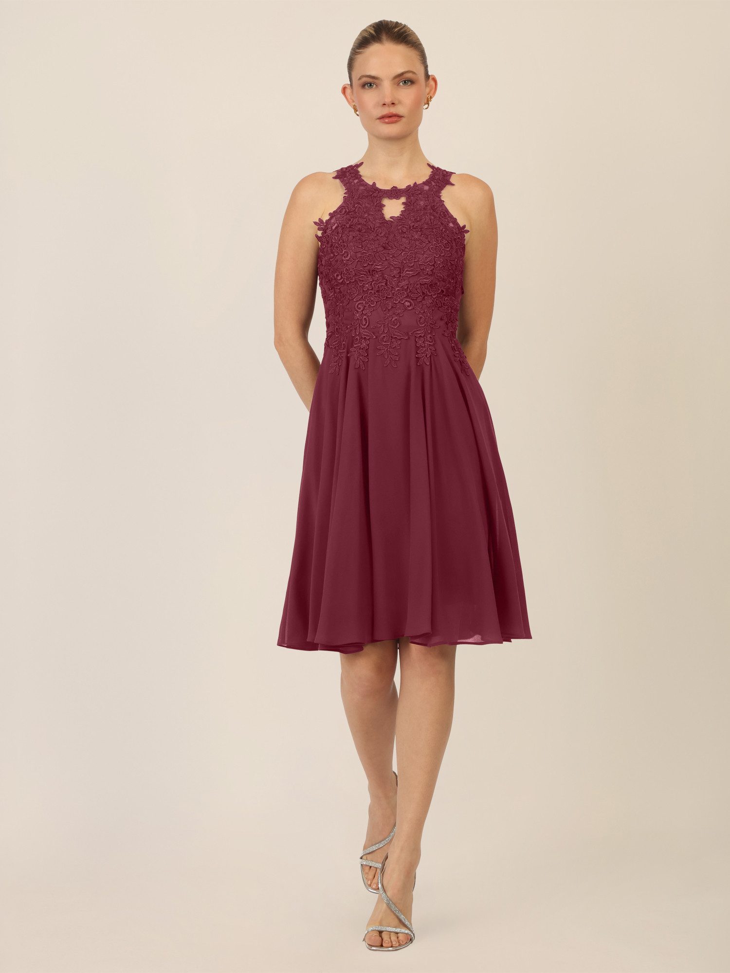 Apart Cocktailkleid mit Cut-Out-Rücken