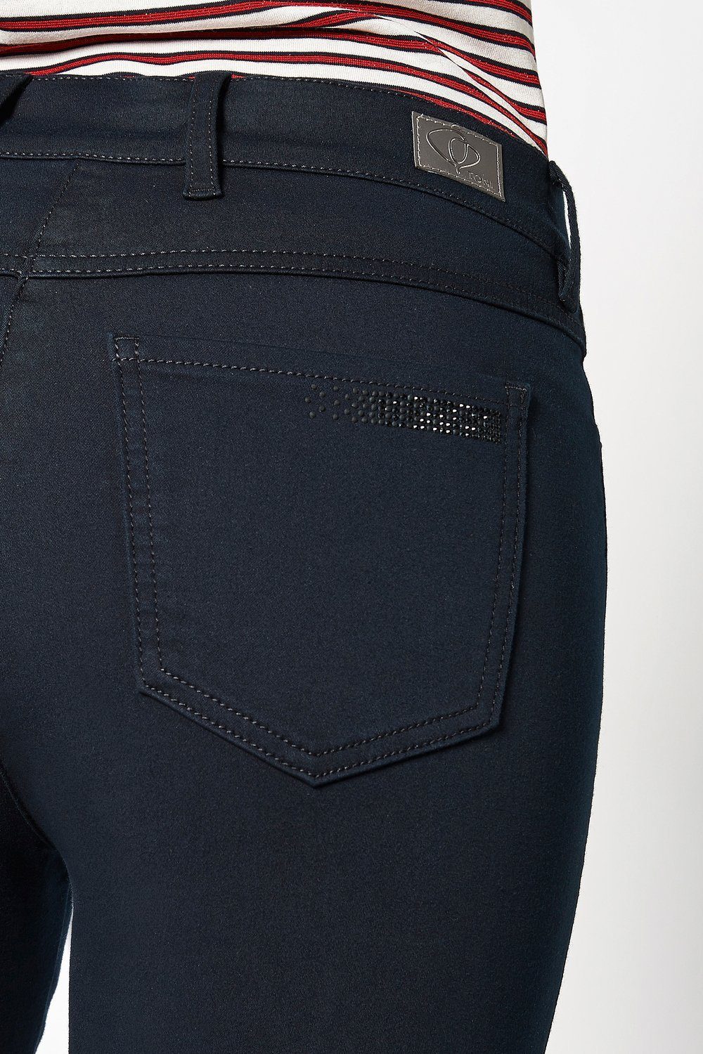 TONI Röhrenhose TO BE LOVED mit kleinen Schmucksteinchen auf der Tasche