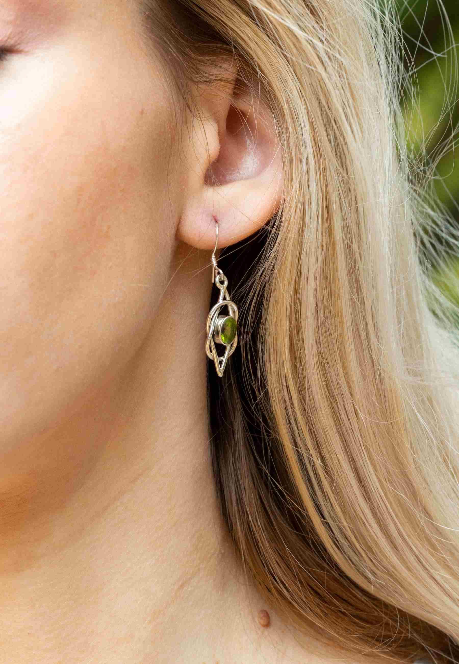 mantraroma Paar Ohrhänger ANELA aus 925 Silber mit Peridot (Paar, Paar Ohrringe mit Schmuckbeutel), 925 Sterling Silber Ohrringe für Damen