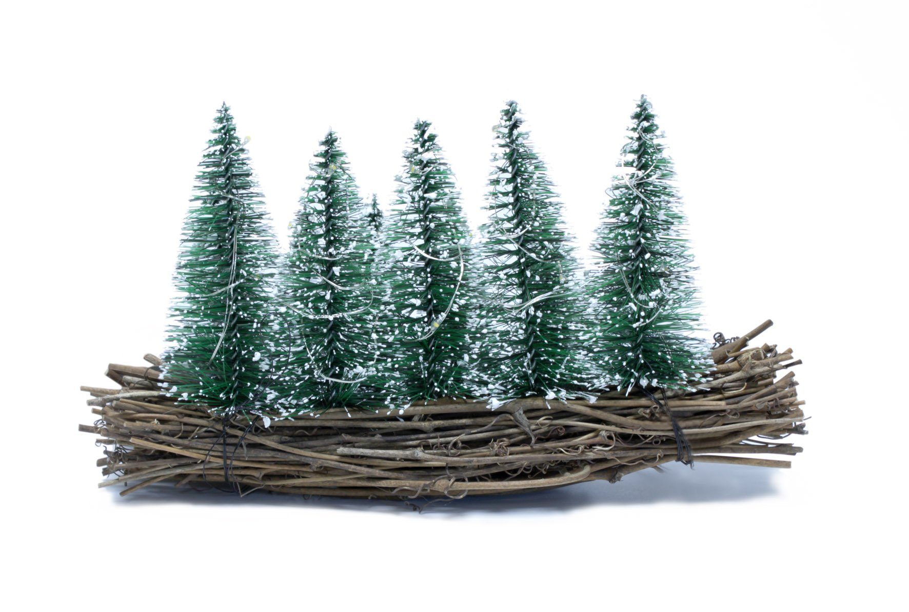 Spetebo Dekoobjekt LED Deko Wald - 25 x 14 cm - warm weiß beleuchtet, Kleine Tannen mit Schnee auf Holz