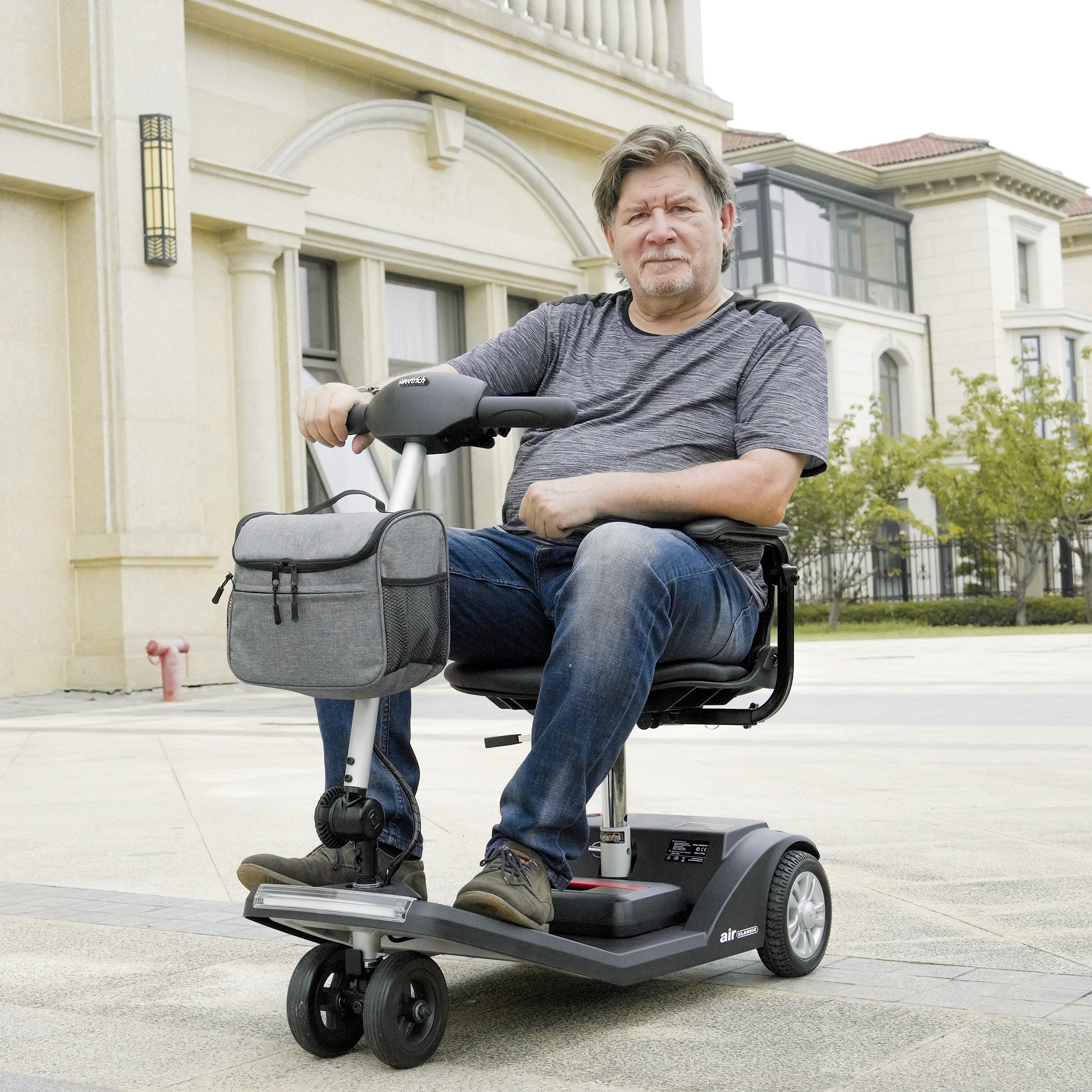 LVHOM Elektromobil Tragbarer Alu(leicht aber stabil)-Seniorenmobil, 4-Rad-Scooter,faltbar, (in den Kofferraum(Autos) & Flugzeug mitgenommen werden kann. Ergonomischer Sitz (höhenverstellbar, 360° drehbar) mit Armlehnen + Frontkorb, Front-/Rück-LED mit Bremslicht + elektromagnetische Bremse, Hochwertiger Zerlegbarer Rahmen aus Aluminiumlegierung, [12Ah,250W,945MM]. 120 kg Tragkraft. 25km/h. 20km Reichweite., Flugzeug-taugliches Faltdesign (115×53.5×37 cm gepackt), Mobilitätsfreiheit für Generationen, Gesamtgewicht: 29kg