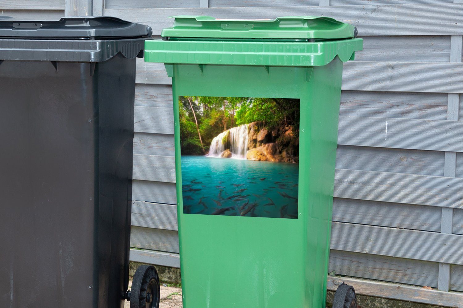 MuchoWow Wandsticker Angeln im Wasserfall auf Mülleimer-aufkleber, Blick St), mit Sticker, Abfalbehälter Mülltonne, Wasser im einen Erawan-Nationalpark Container, (1