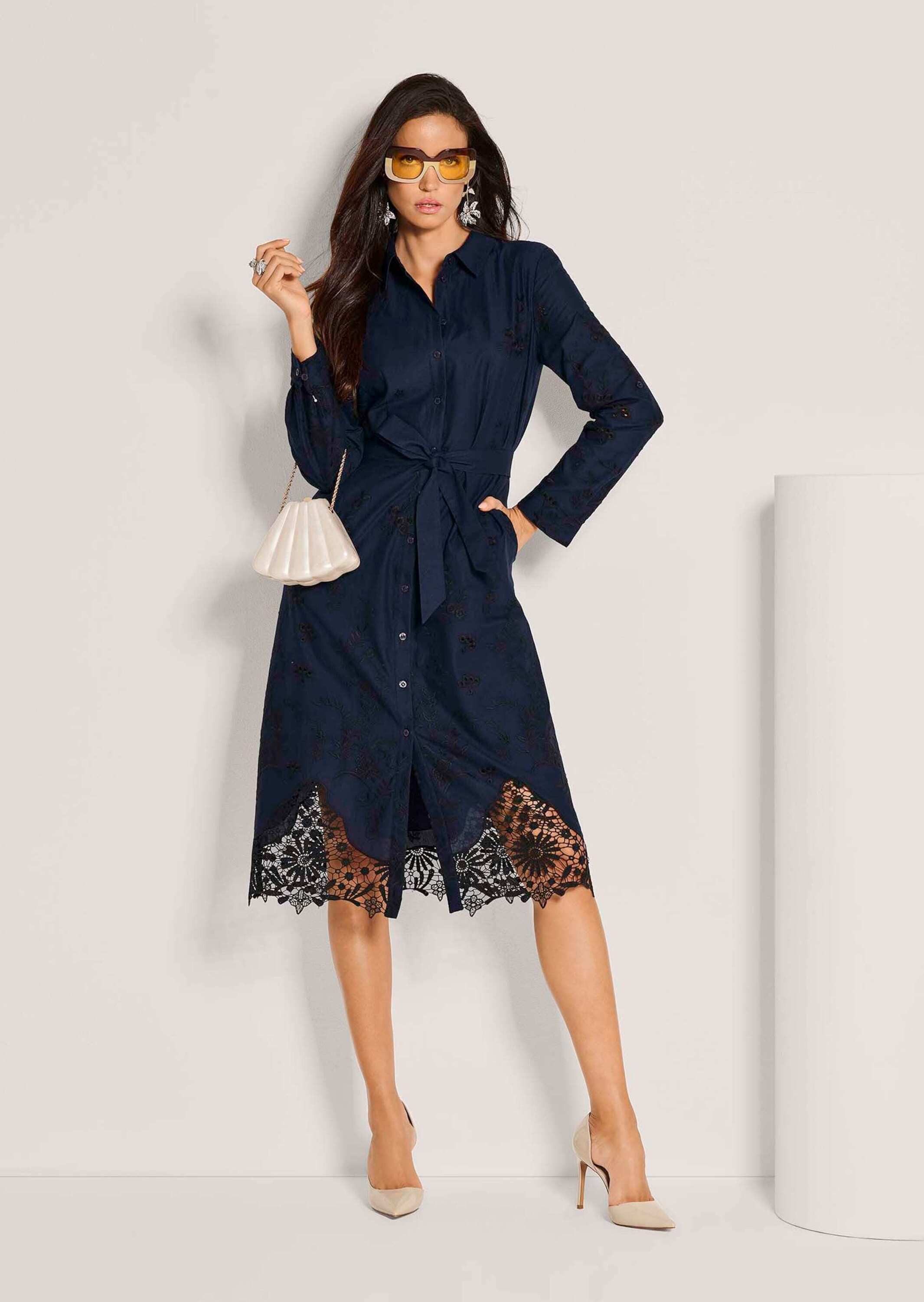 MADELEINE Midikleid Baumwollkleid mit Spitze Midikleid mit Hemdkragen, Knopfleiste, Taschen, Knielänge und Langarm