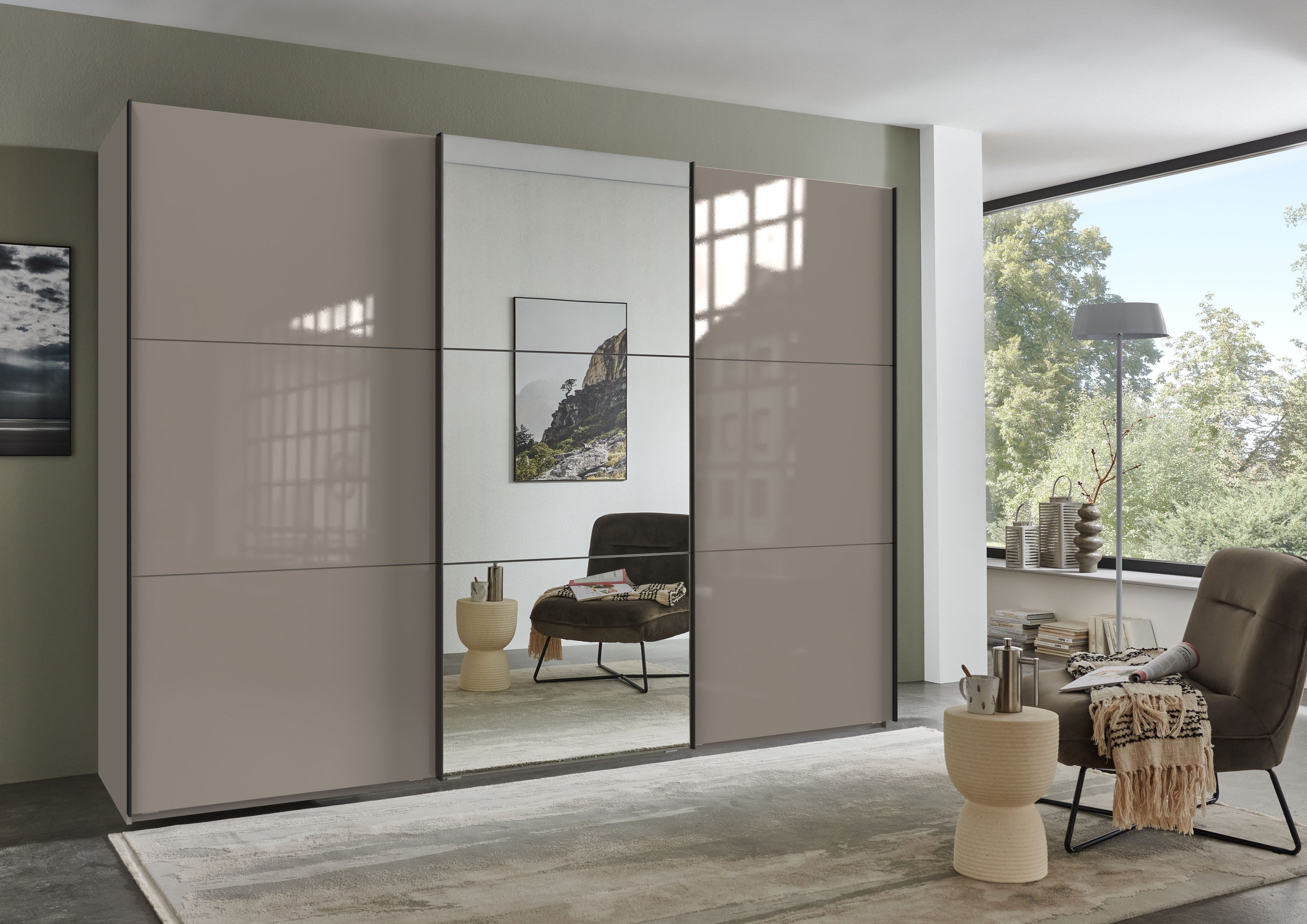 luma-home Schwebetürenschrank 22040 (3-türiger Kleiderschrank B300/H216/T65 cm mit Vollausstattung als optimale Stauraumlösung) Sandgrau mit Glasfront, Spiegeltür und schwarzen Griffleisten