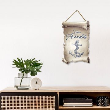 Kreative Feder Wanddekoobjekt Deko-Schild „Ankerplatz“ aus Holz in Schriftrollen-Optik, mit Motiv & Spruch, ideales Geschenk für Freunde & Familie