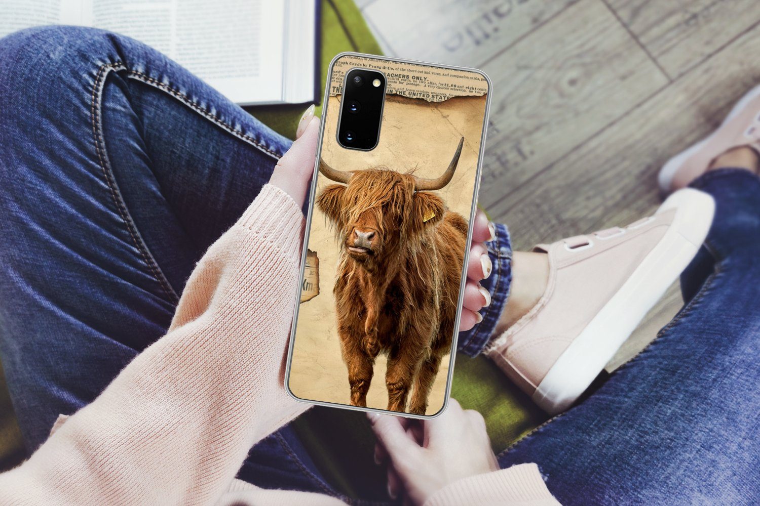 MuchoWow Handyhülle für Samsung Galaxy S20 Schottischer Highlander - Retro - Zeitungsartik, Phone Case, Silikon, Schutzhülle Dünn