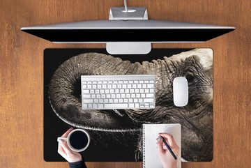 MuchoWow Gaming Mauspad Porträt eines Elefanten mit seinem Rüssel im Maul (1-St), Büro für Tastatur und Maus, Mousepad Gaming, 90x60 cm, XXL, Großes