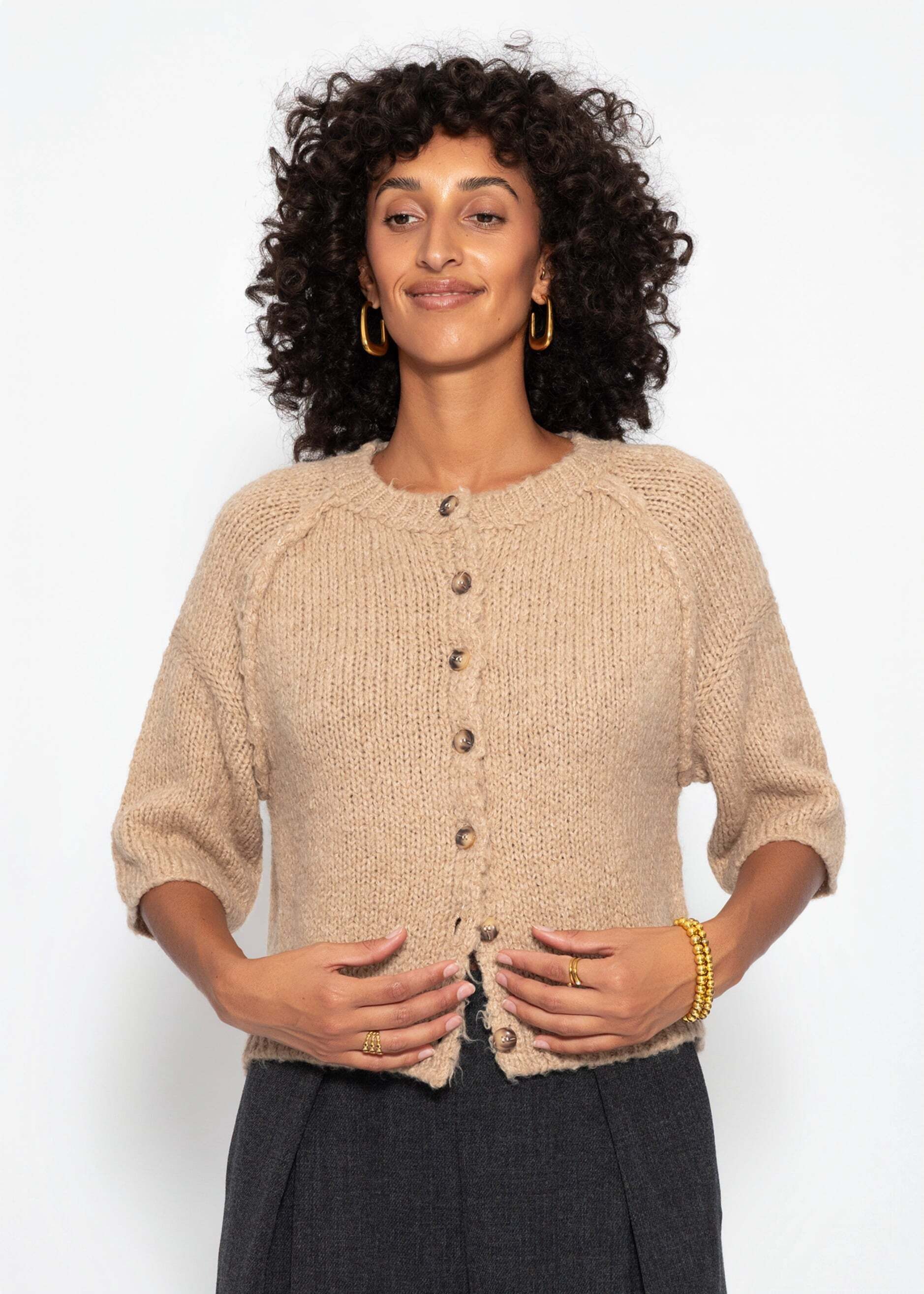 SASSYCLASSY Cardigan Kurzarm Cardigan mit Außennähten Damen Weicher Strickjacke mit Rundhalsausschnitt und Knopfleiste Rostrot – Bild 4 von 5