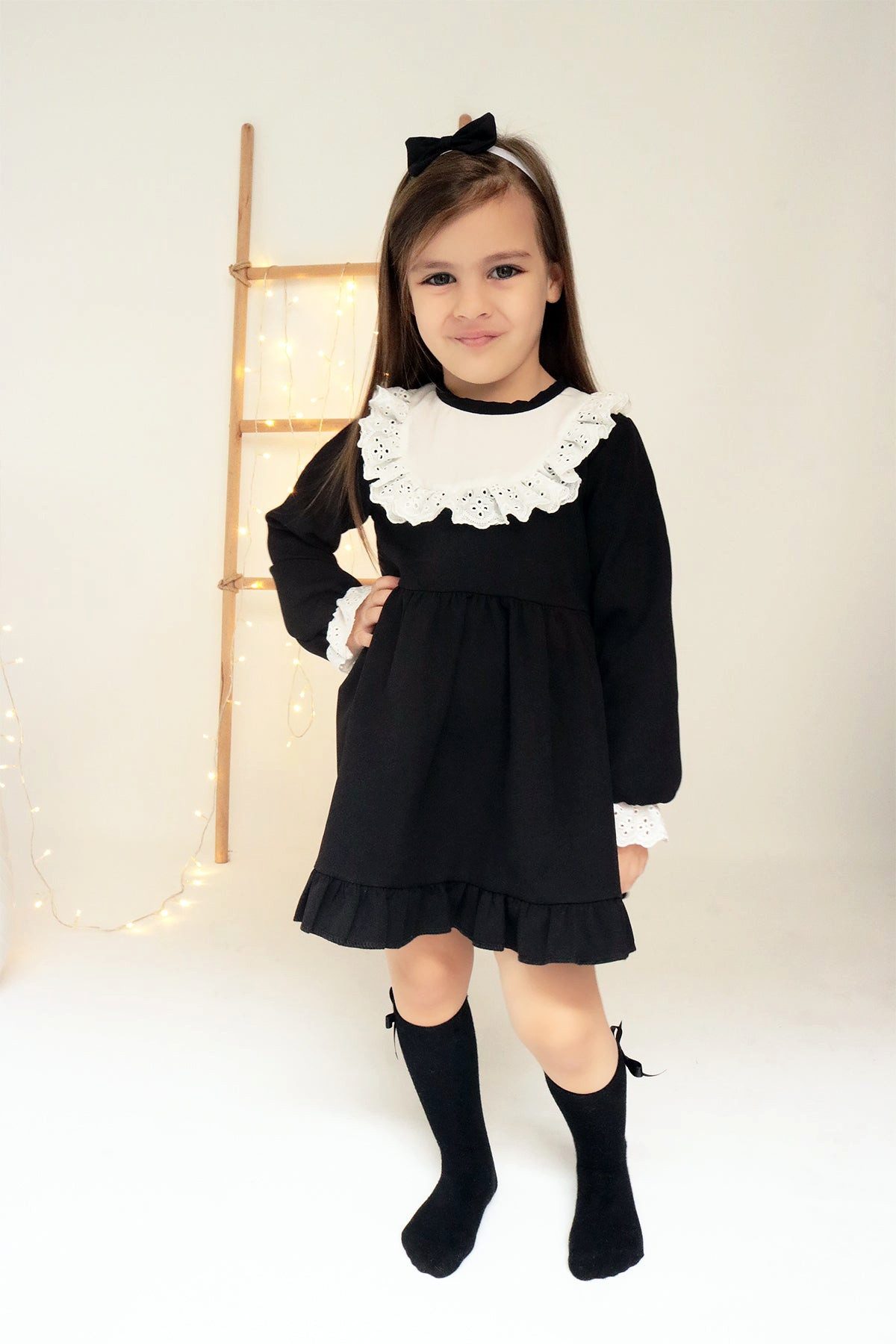 Parla Kids Kleid & Haarband Schwarzes Kleid langärmelig - Rüschensaum Spitzendetails und Haarband (2-tlg., Kleid und Haarband)