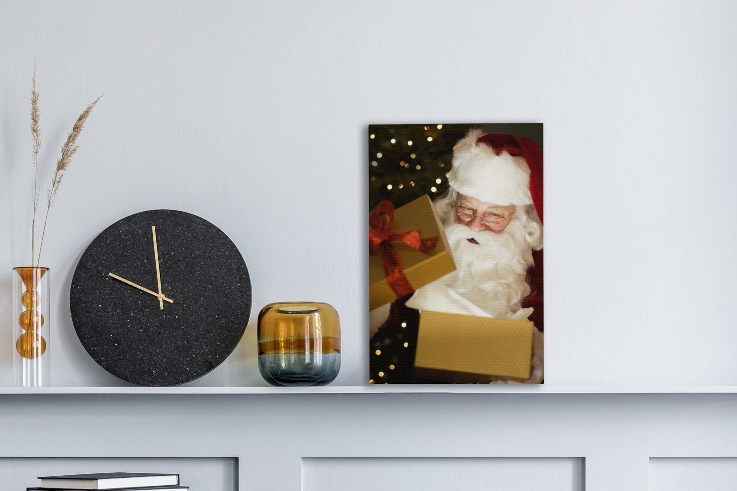 Leinwandbild fertig der des Weihnachtsgeschenke, OneMillionCanvasses® cm Zackenaufhänger, Ein inkl. beim Gemälde, Leinwandbild Porträt 20x30 Weihnachtsmanns (1 Öffnen St), bespannt