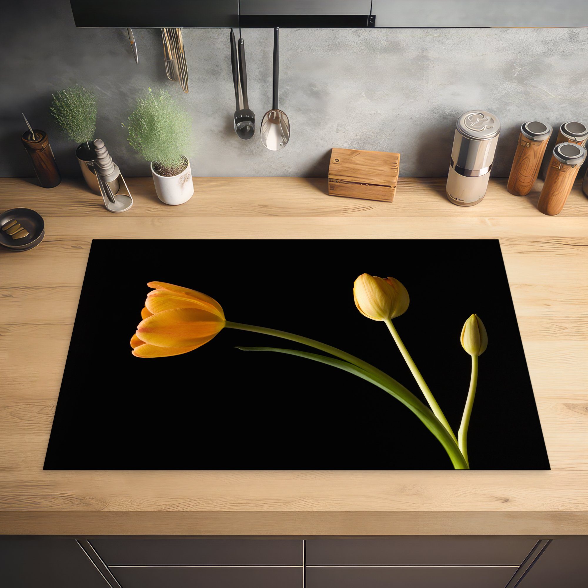 Tulpen cm, Herdblende-/Abdeckplatte MuchoWow Induktionskochfeld für Gelbe schwarzem die (1 Vinyl, 81x52 tlg), küche, Ceranfeldabdeckung Hintergrund, Schutz auf