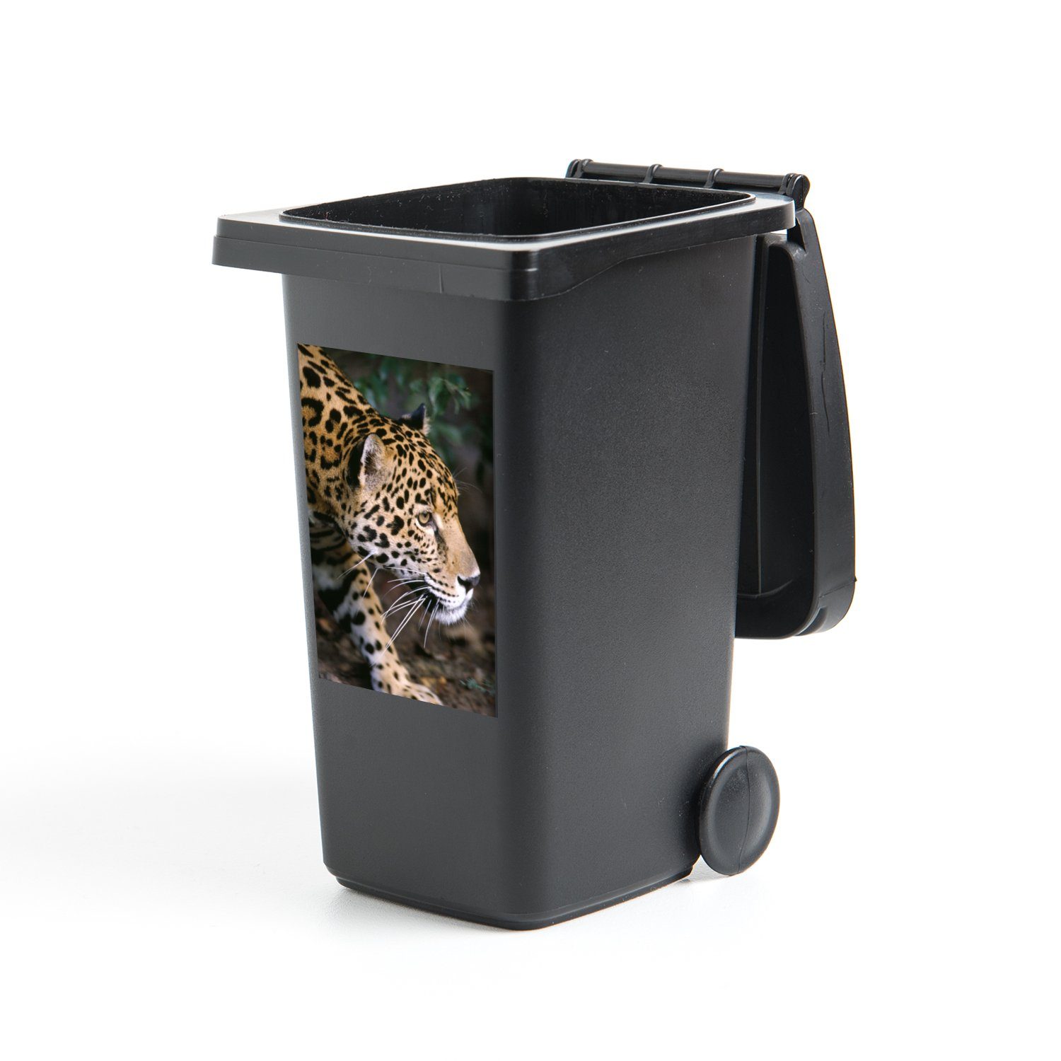 MuchoWow Wandsticker Schleichender Jaguar im Wald (1 St), Mülleimer-aufkleber, Mülltonne, Sticker, Container, Abfalbehälter