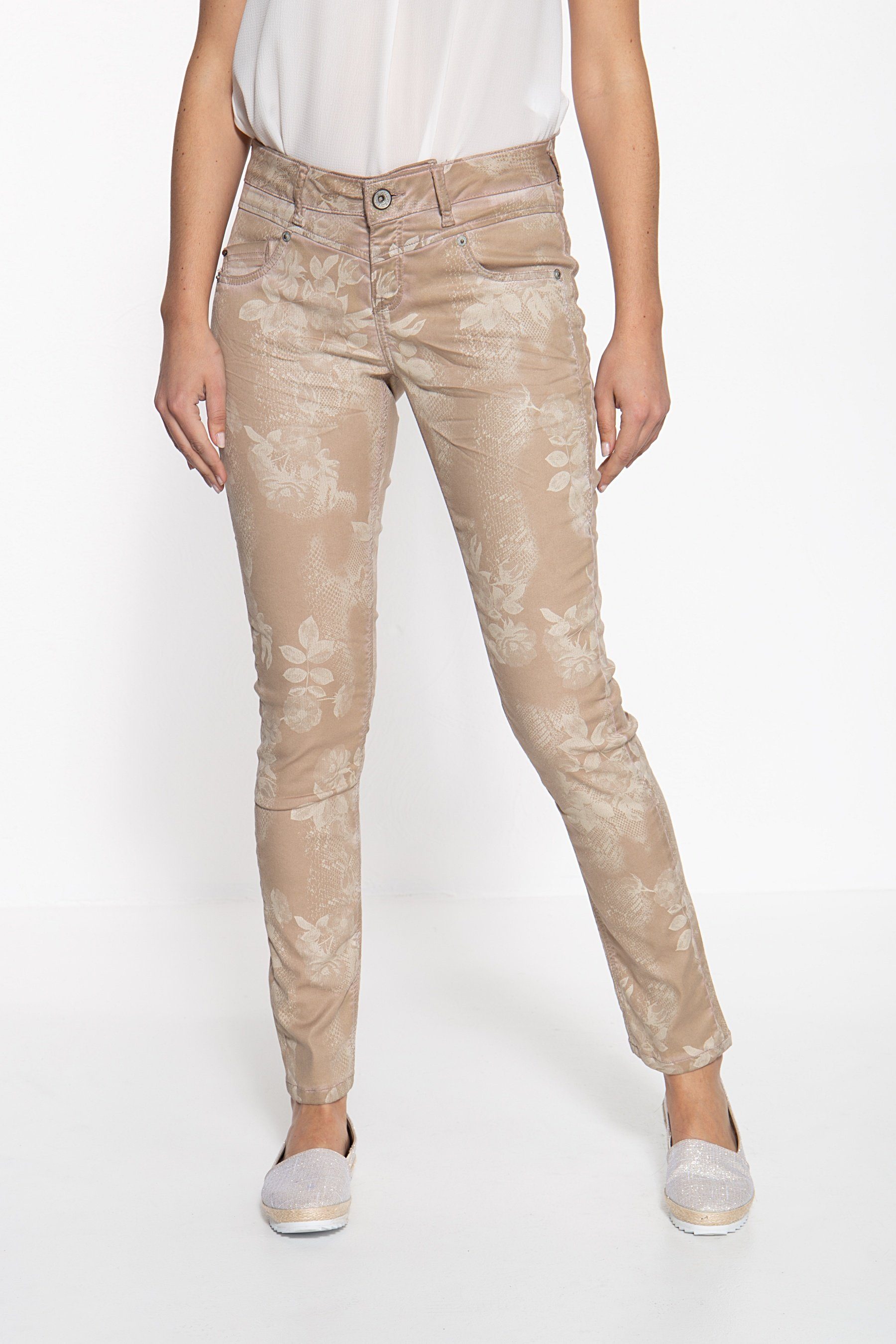 ATT Jeans Stretch-Jeans Zoe mit Oilwash-Effekt und floralem Muster