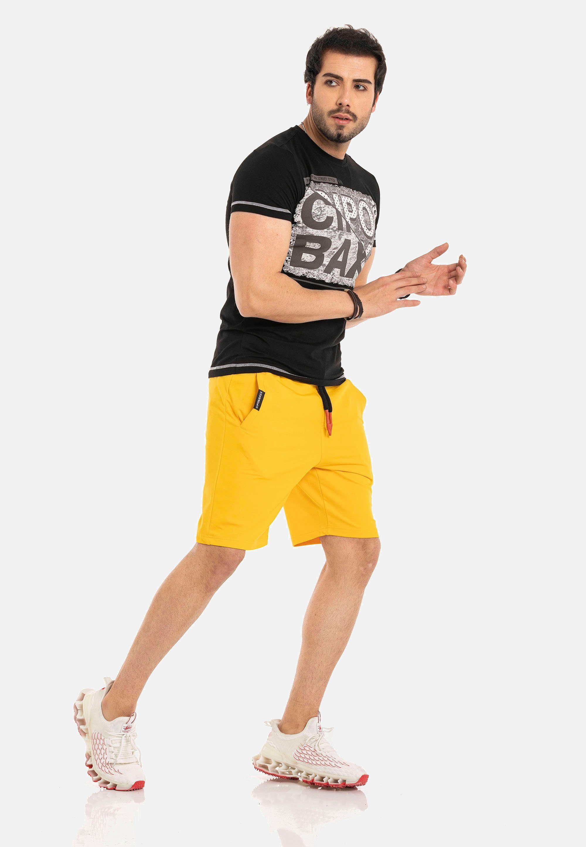 Cipo & Baxx Shorts in sportlichem gelb Look