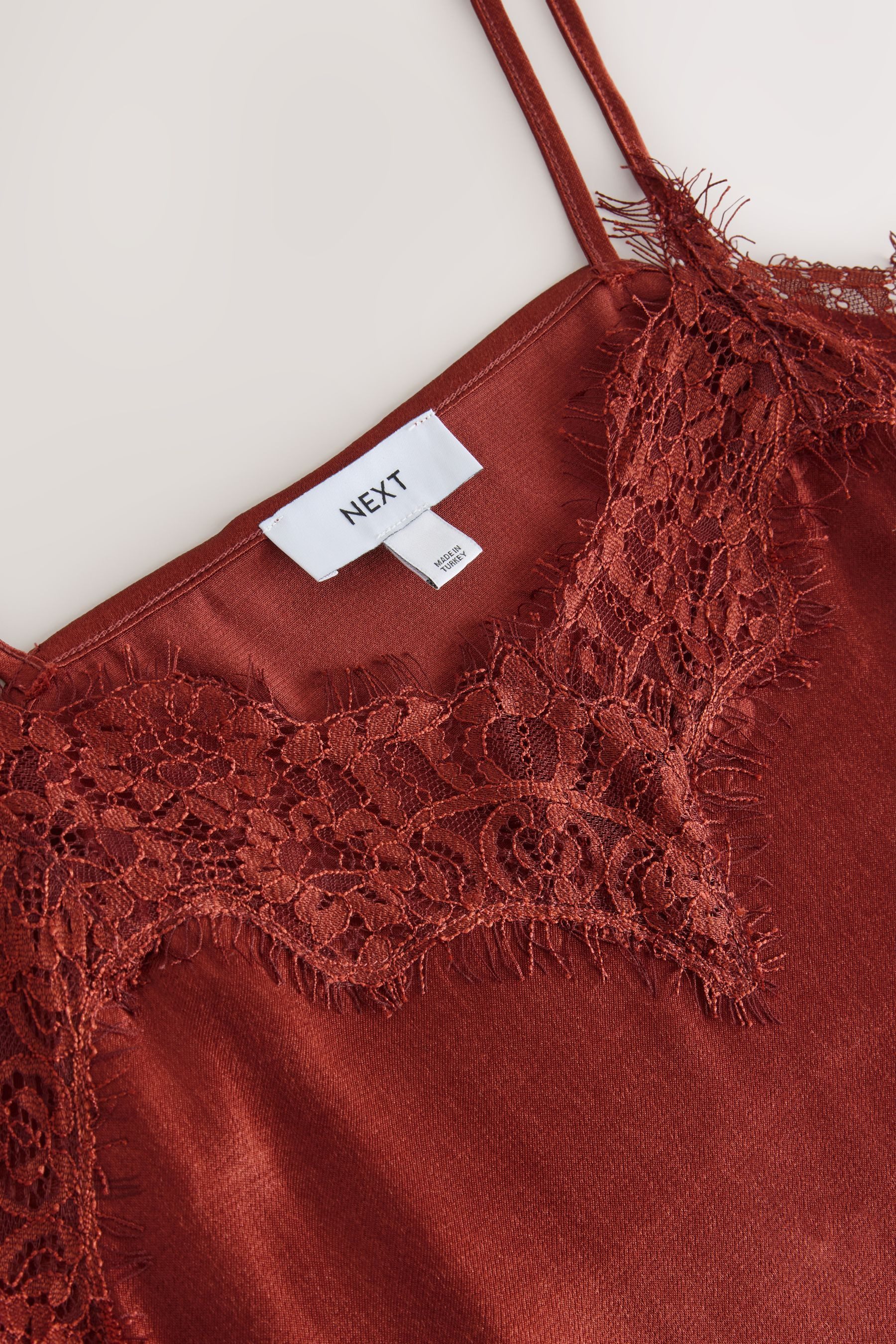 Next Trägertop Asymmetrisches Trägertop aus Satin mit Spitze (1-tlg)