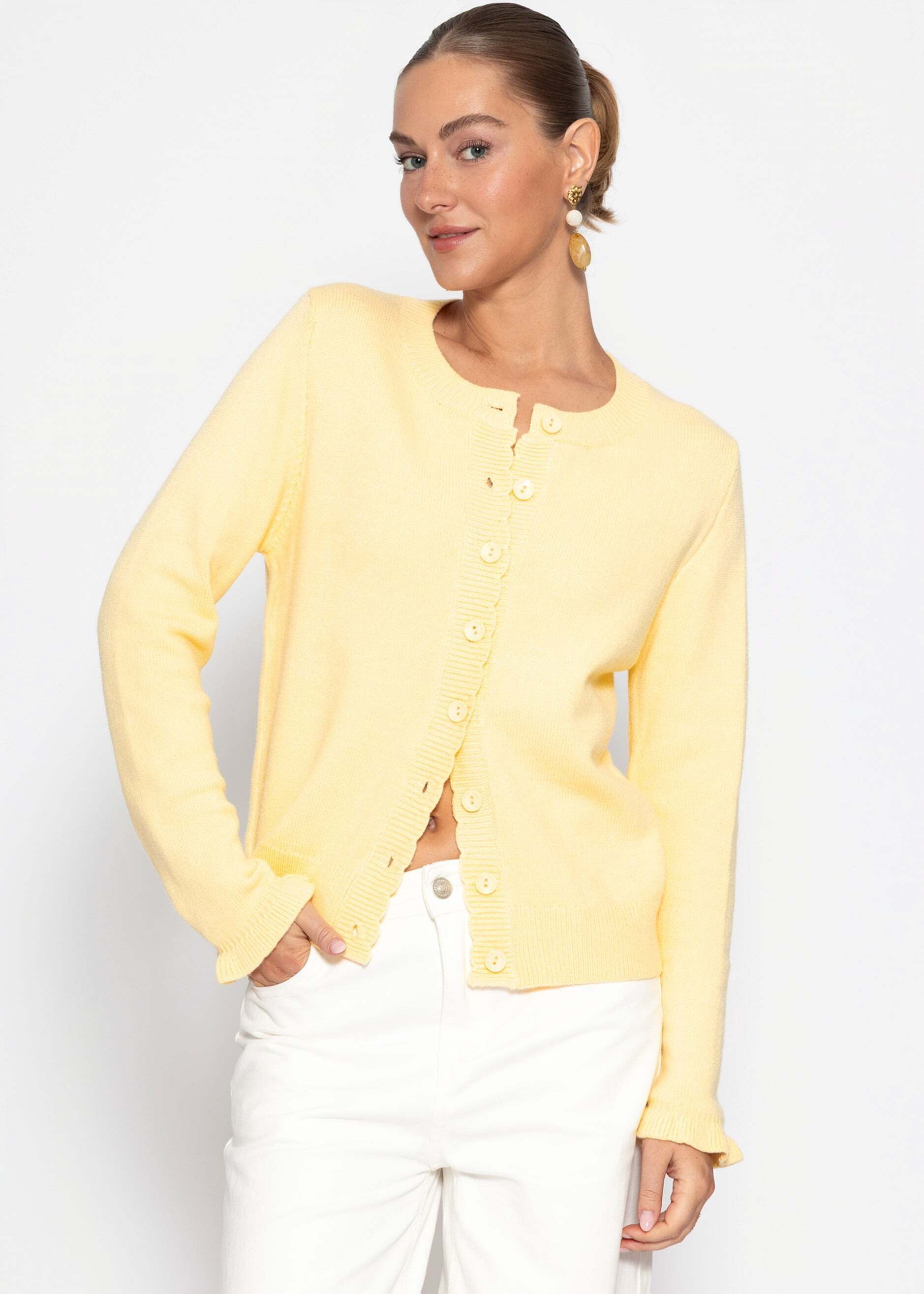 SASSYCLASSY Cardigan Strickjacke mit Volants für Damen Verspielter Cardigan mit Knopfleiste und gerippten Bündchen