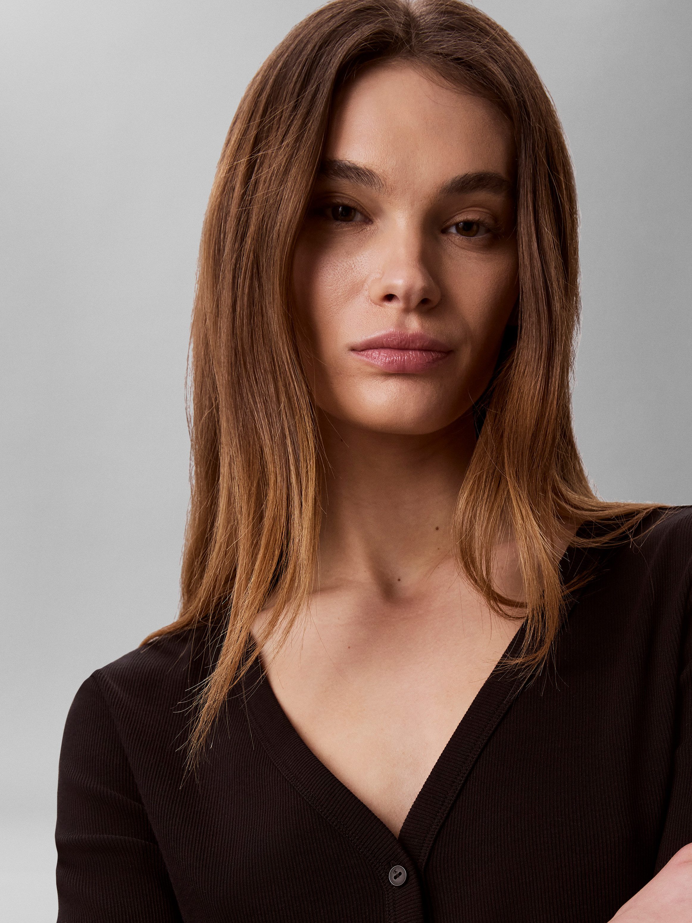 Calvin Klein Jeans Langarmshirt WOVEN LABEL BABY RIB BUTTON Figurbetonte Passform mit V-Ausschnitt – Bild 5 von 5