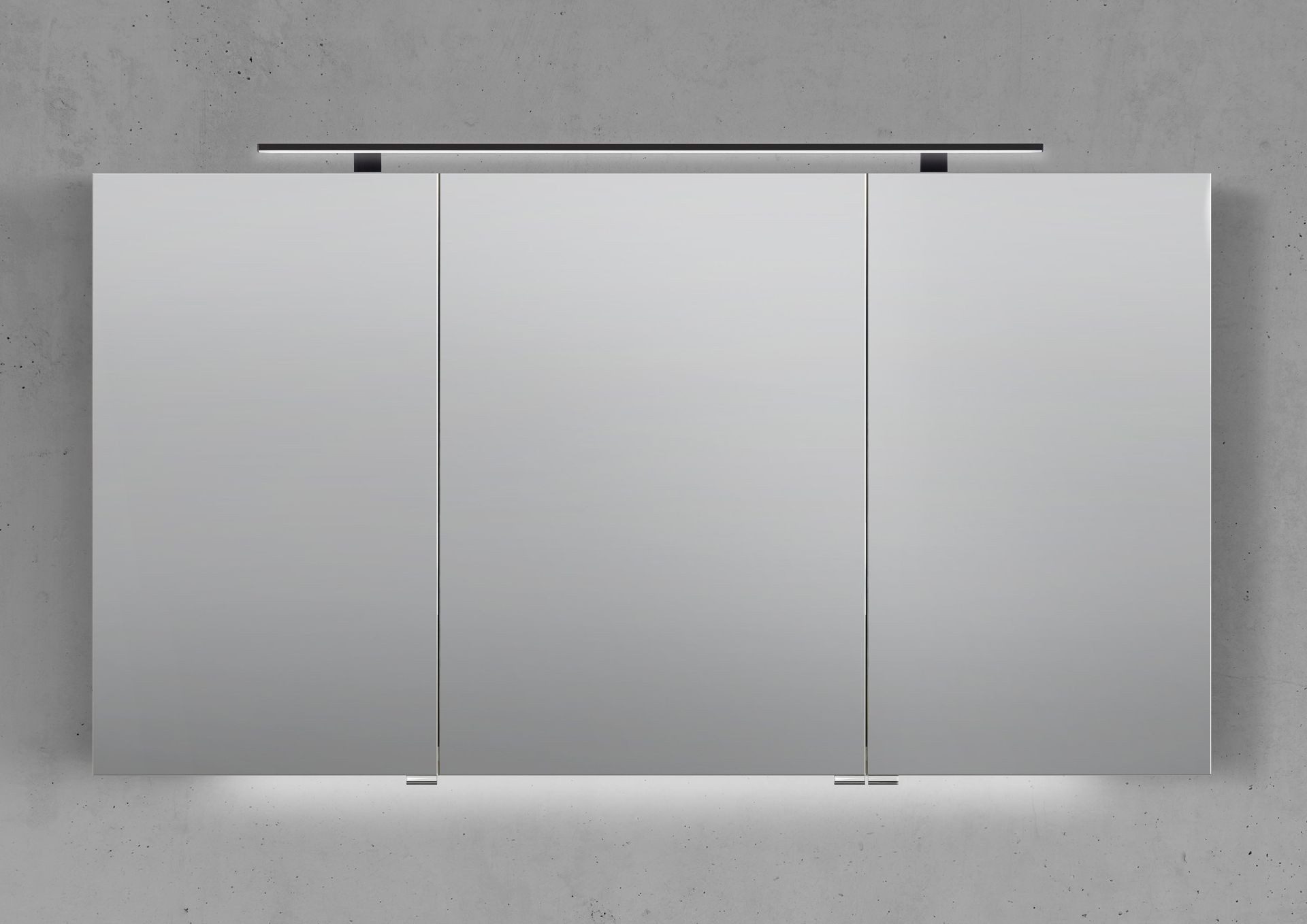 Intarbad Badezimmerspiegelschrank 3-türiger Spiegelschrank mit MULTI LED Aufsatzleuchte, dimmbar (Doppelspiegeltüren, Holz-/ Lackdekore, Maße von 120 bis 140 cm wählbar, Höhe 70 cm, Glasfachböden, Magnetleiste & Kosmetikspiegel Ø 12 cm) Vormontierte Lieferung, Floatglas, 160 kg Traglast, Made in Germany