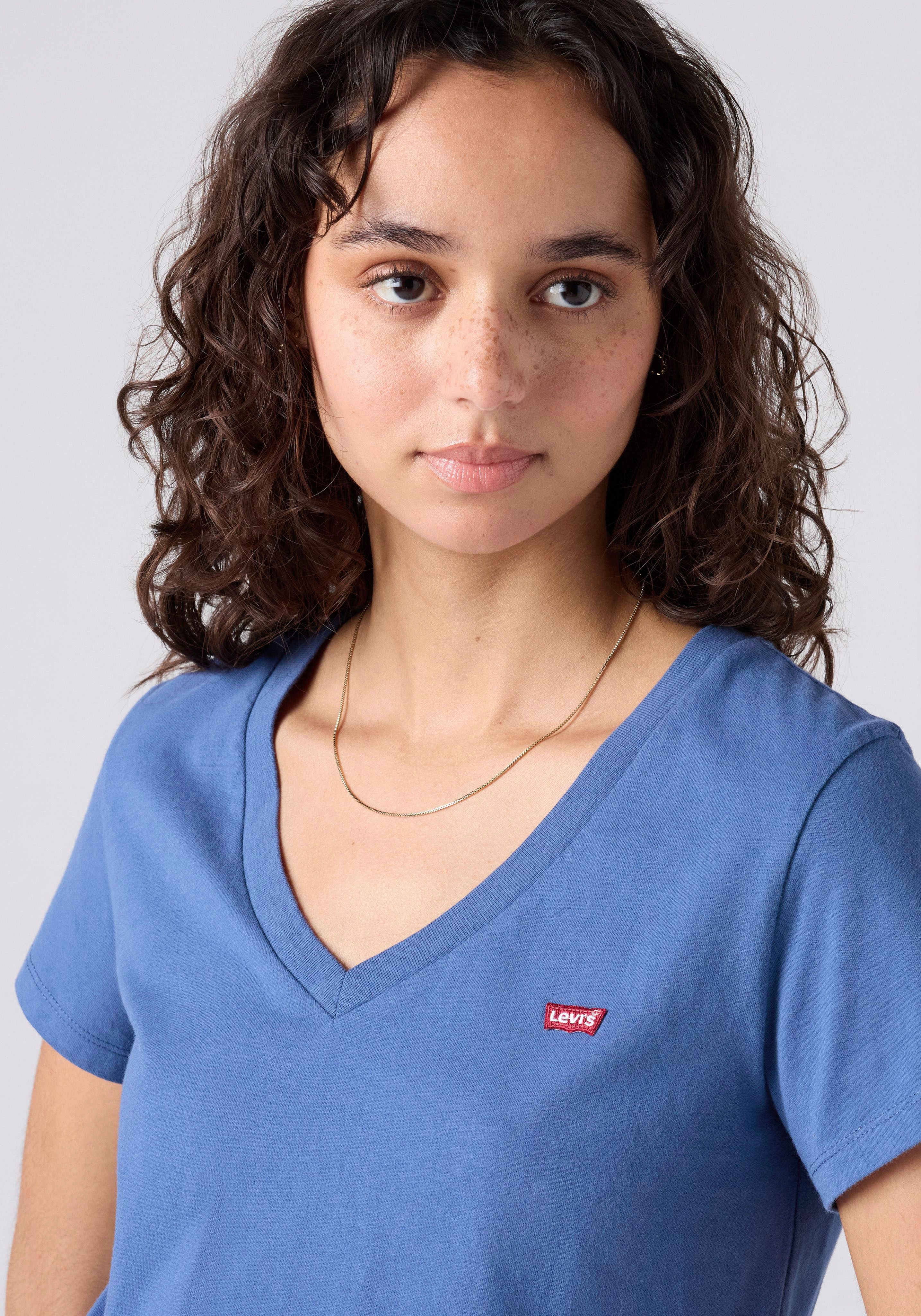 Levi's® V-Shirt Perfect Tee mit kleinem Batwing- Logo – Bild 4 von 5