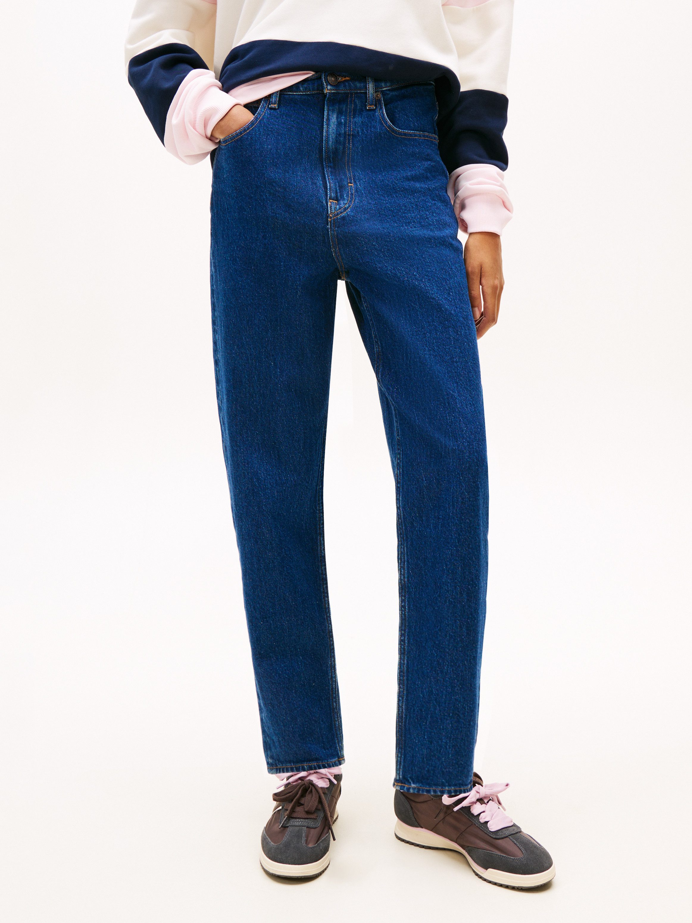 Tommy Jeans Mom-Jeans MOM JEAN UH TPR mit Logo-Stickereien, in knöchelfreier Länge