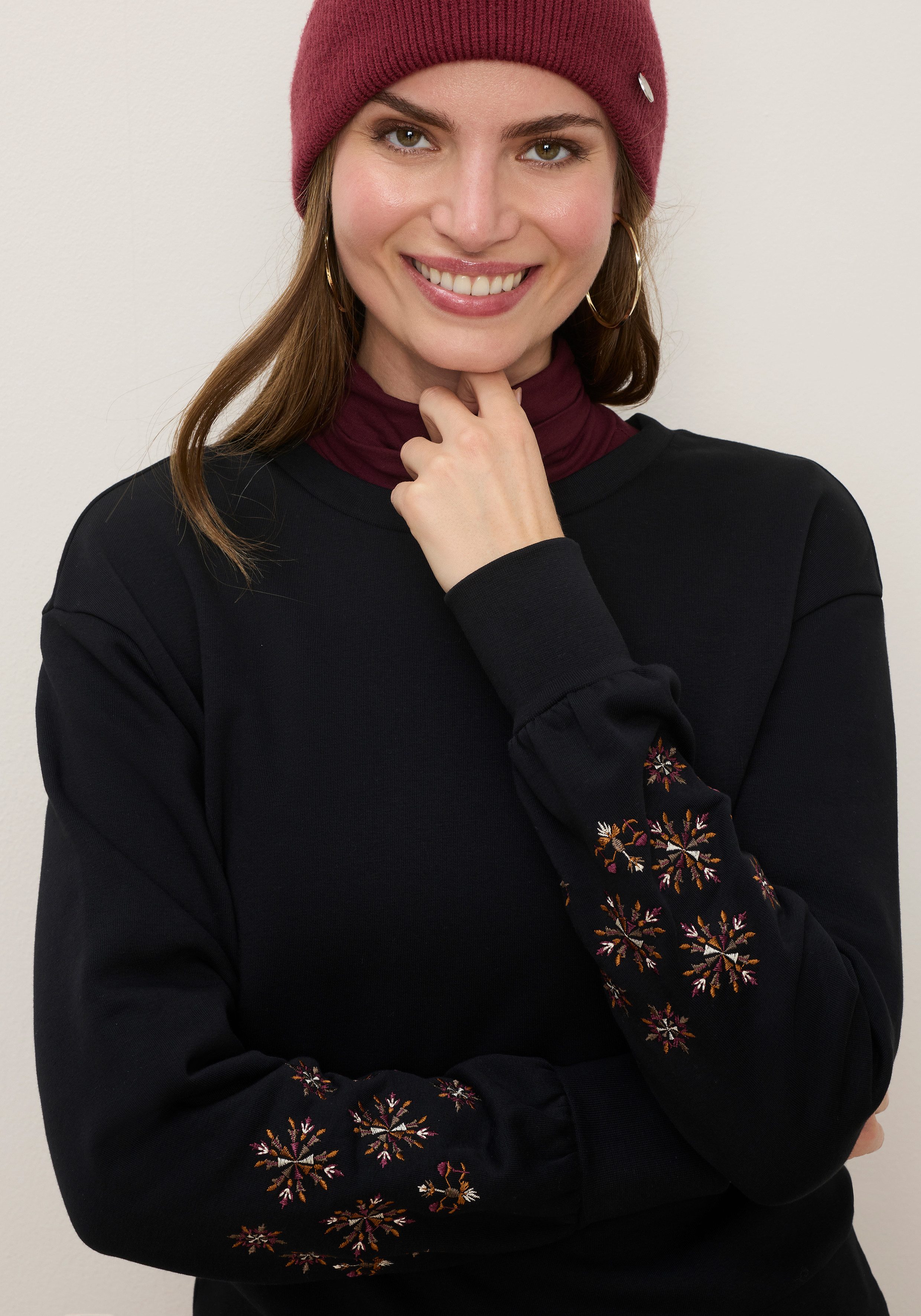 Tamaris Sweater mit Blumen-Stickerei aus elastischer Baumwollqualität