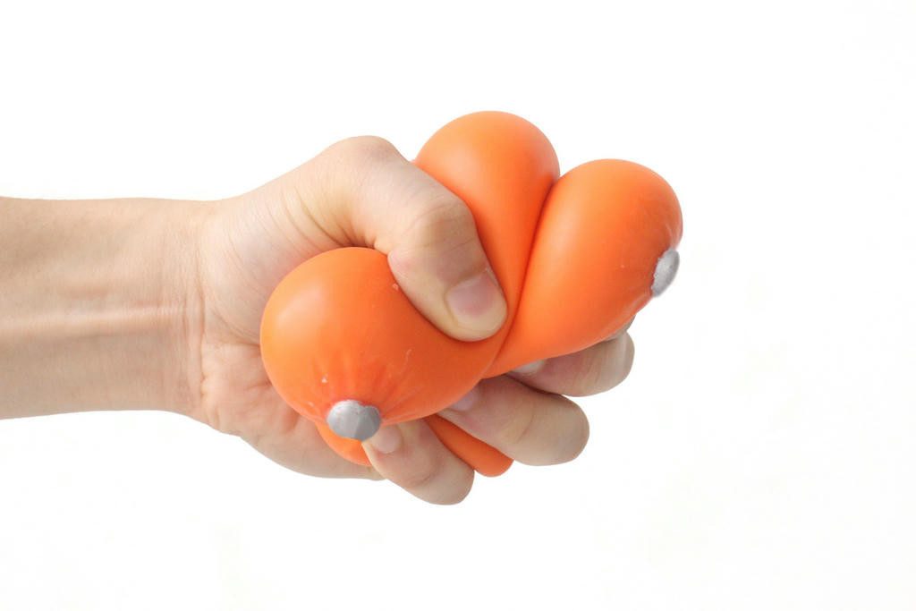 Winkee Massagegerät Stresswurst – lustiges Anti-Stress-Spielzeug in Wurstform - Squeeze it, 1-tlg., Quetschen statt Meckern – die kultige Wurst gegen den Alltagsstress