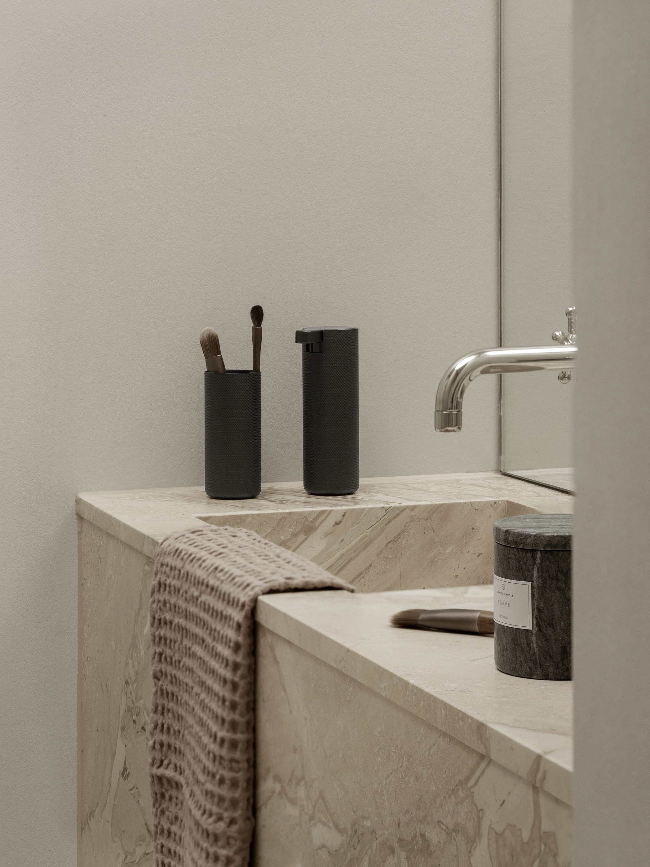blomus Zahnputzbecher -MODO ROF- Zahnbürstenbecher, Badezimmerbecher: Modernes Design, (1-St), Zeitlose Struktur, gerändelte Oberfläche, Rutschfest & langlebig