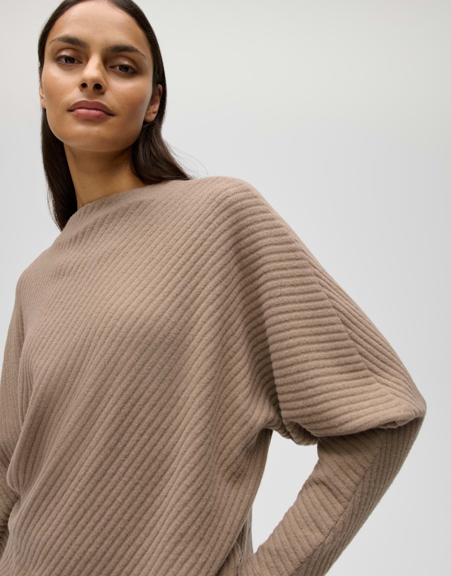OPUS Langarmshirt Sorizon aus Cord mit samtiger Oberfläche Schmal zulaufende Form mit Fledermausärmeln und samtiger Cordoptik – Bild 4 von 5