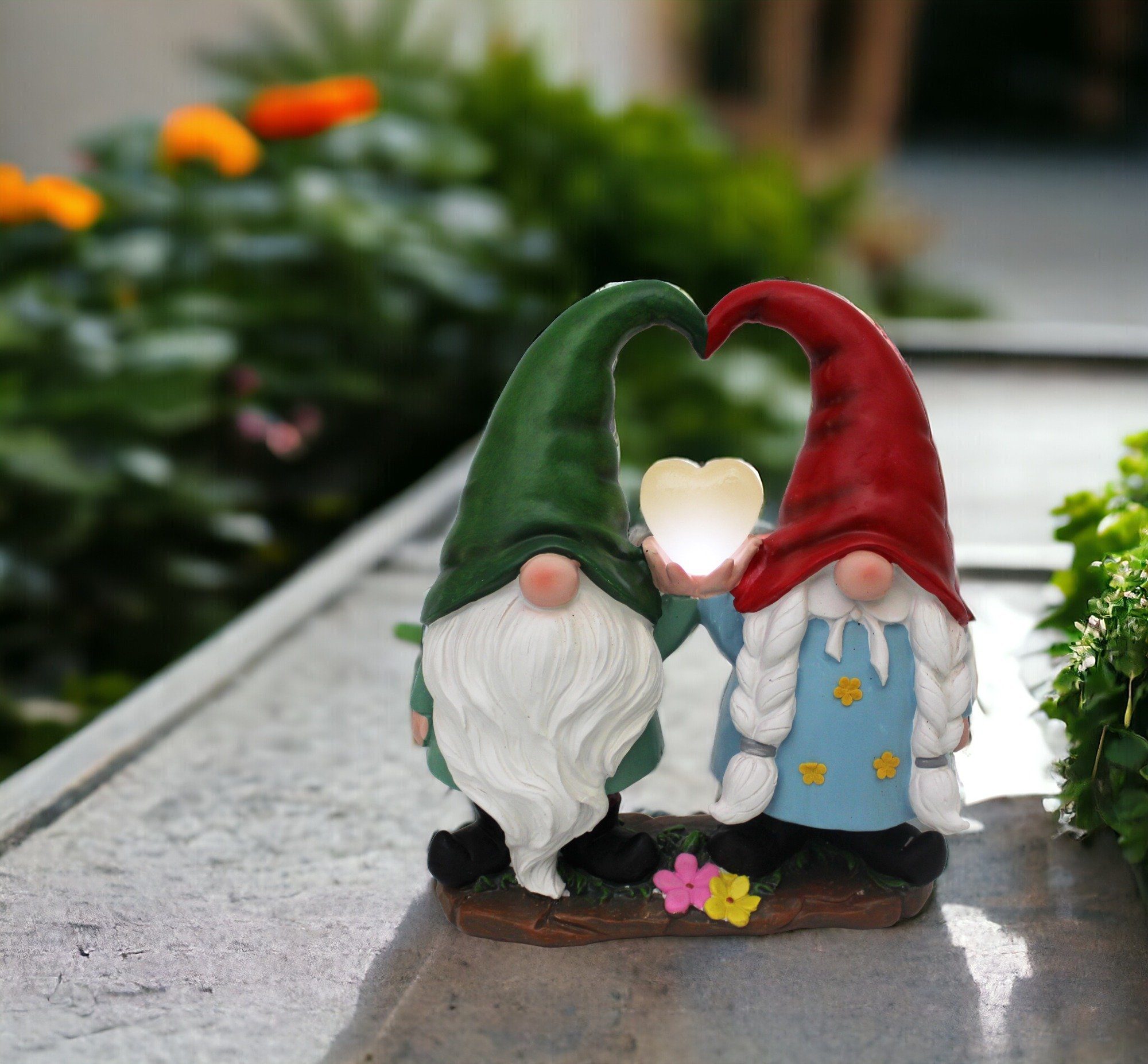 Arnusa Gartenzwerg Gartenwichtel Pärchen mit beleuchteten Solar Herz 29,5 cm, Solarleuchte Solarlampe Dekoration