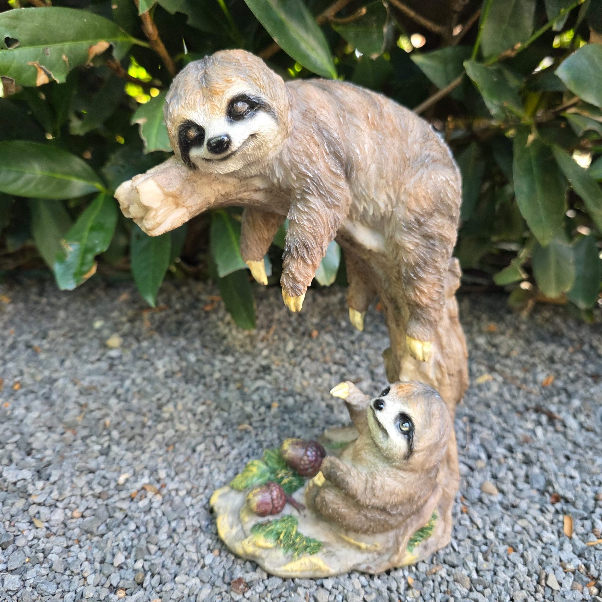 Aspinaworld Gartenfigur Faultier Figur schlafend auf Ast mit Jungtier 22 cm – für Beetrand