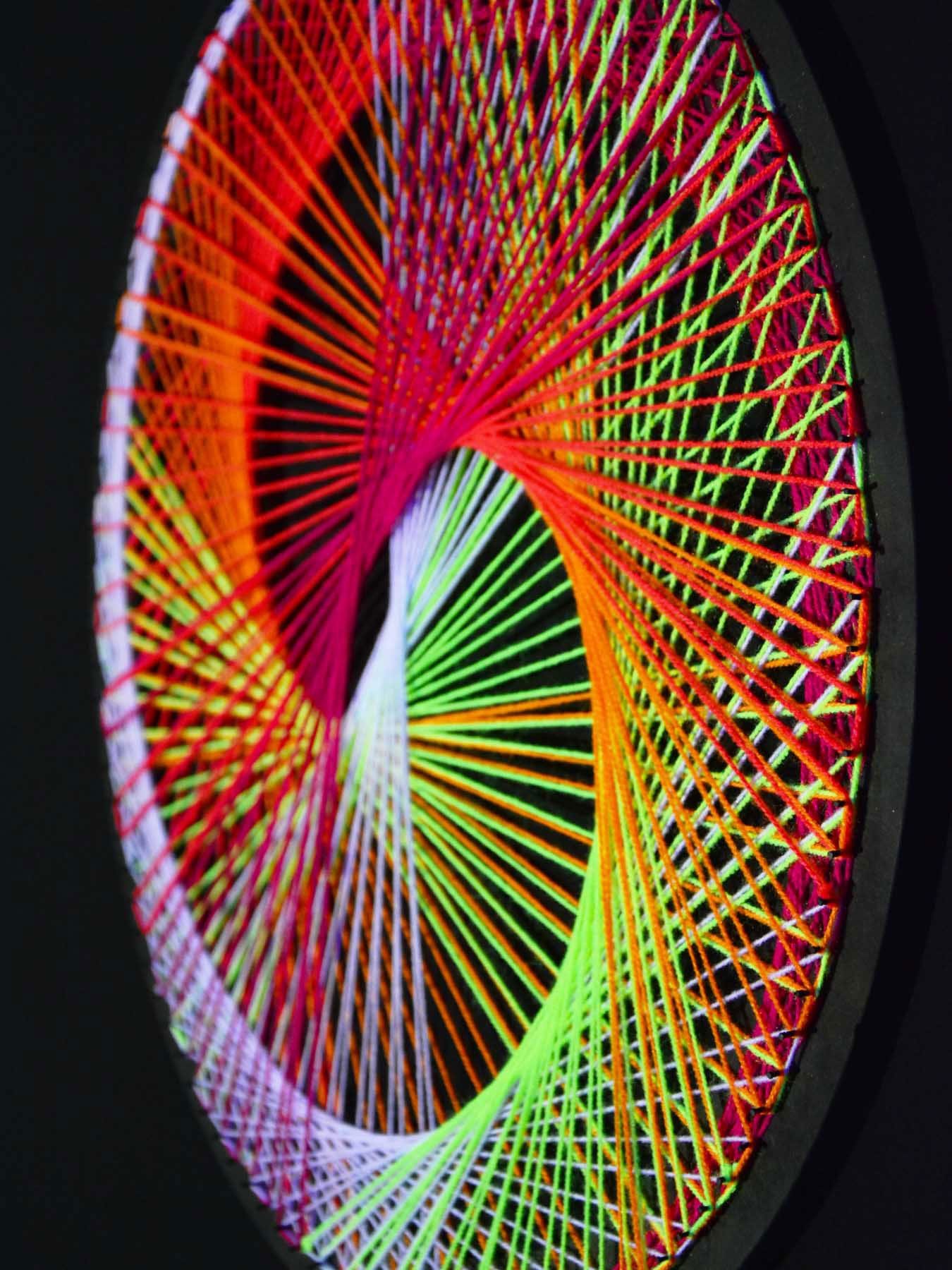 PSYWORK Dekoobjekt 2D "Neon Schwarzlicht Schwarzlicht Multivitamin", StringArt 50cm, unter Spirale UV-aktiv, leuchtet Fadendeko