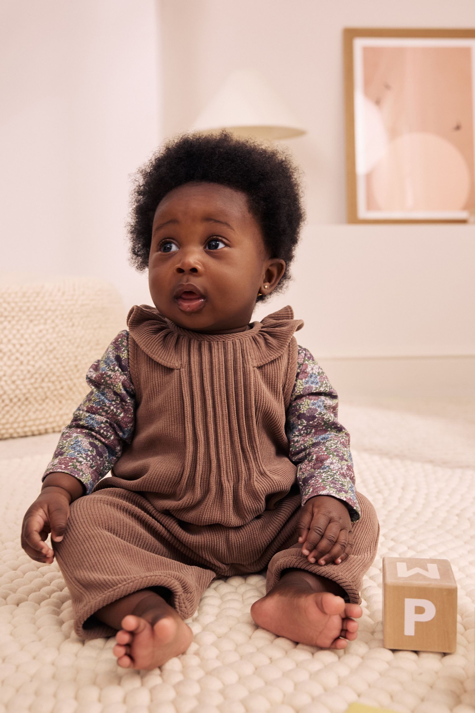 Next Body & Hose Baby Latzhose & Langarm-Bodysuit im 2-teiligen Set (2-tlg) von Next
