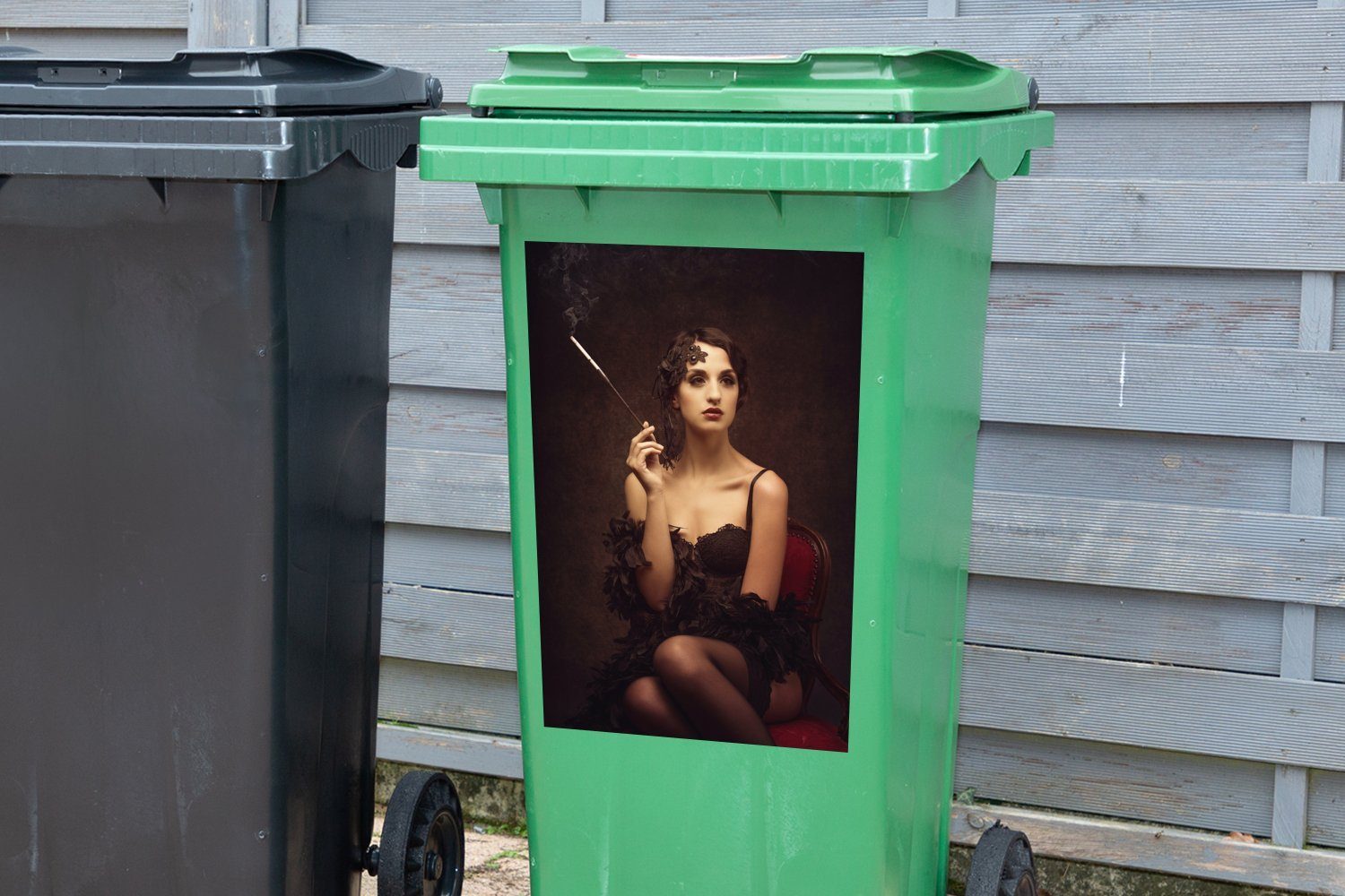 Mülltonne, raucht Zigarette MuchoWow Mülleimer-aufkleber, St), (1 Container, Sticker, Wandsticker Abfalbehälter Frau