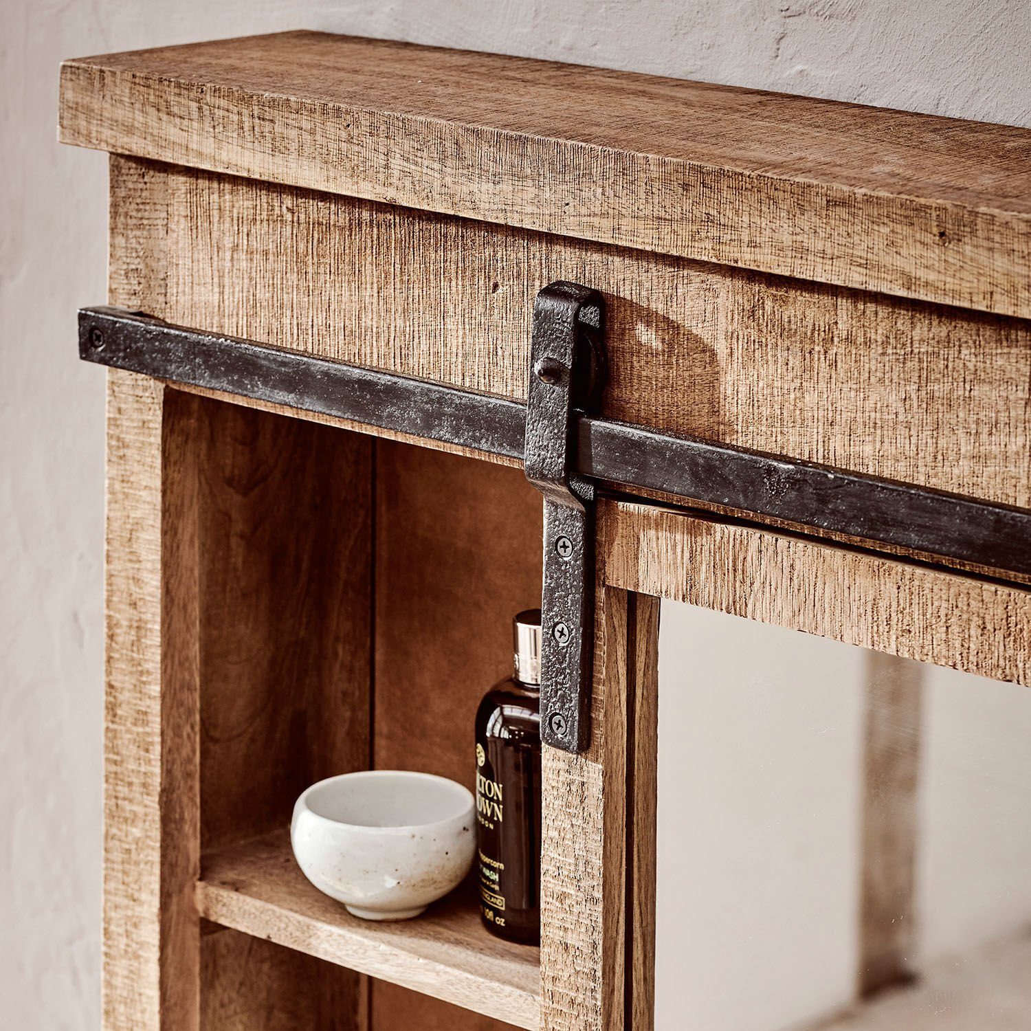 Mirabeau Waschbeckenschrank rustikaler Badezimmerschrank Taylors Island aus Mangoholz & Eisen (braun, Massivholz, verschiebbarer Spiegel, offene Ablagefächer) Spiegelschrank, Badregal mit Spiegel, B 86cm, H 65cm, T 15cm