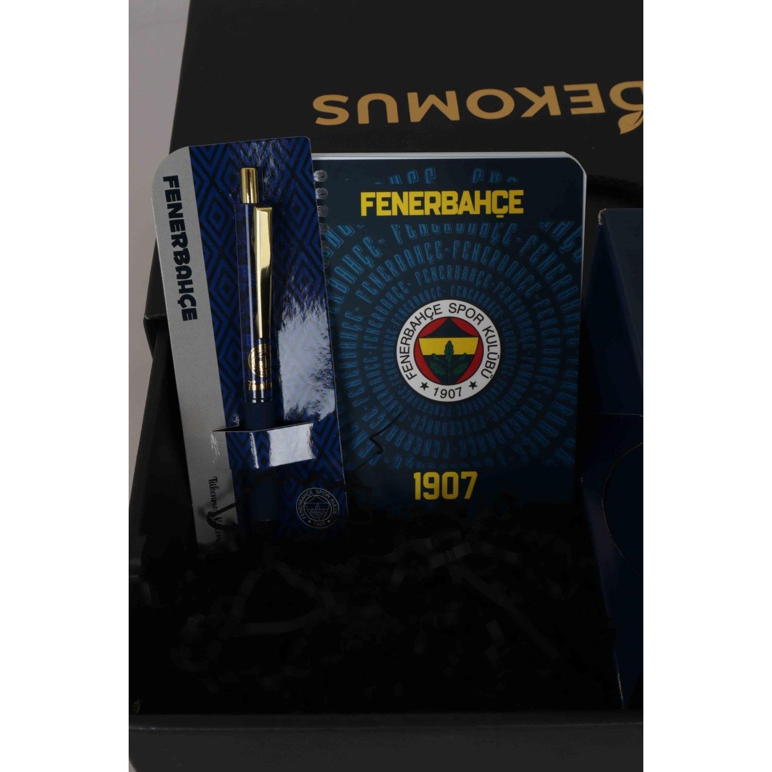 Jungengel Geschenkbox Fenerbahce Geschenkset Tasse Notizbuch Lizenziert Fanartikel 1907 (Fanartikel-Set, 4 St., Geschenkset mit Tasse, Notizbuch und Kugelschreiber), Offizielles Fenerbahce Fan-Set Tasse, Notizbuch, Stift & Geschenkbox