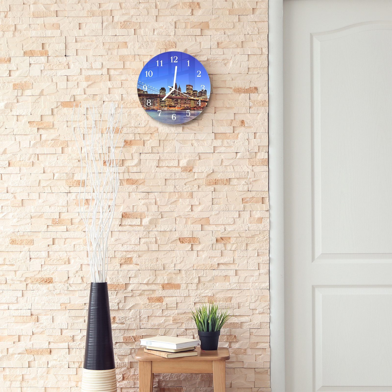 Primedeco Wanduhr Wanduhr aus Glas Rund Quarzuhrwerk cm mit und Motiv 30 Durchmesser - mit in Abenddämmerung Stadt