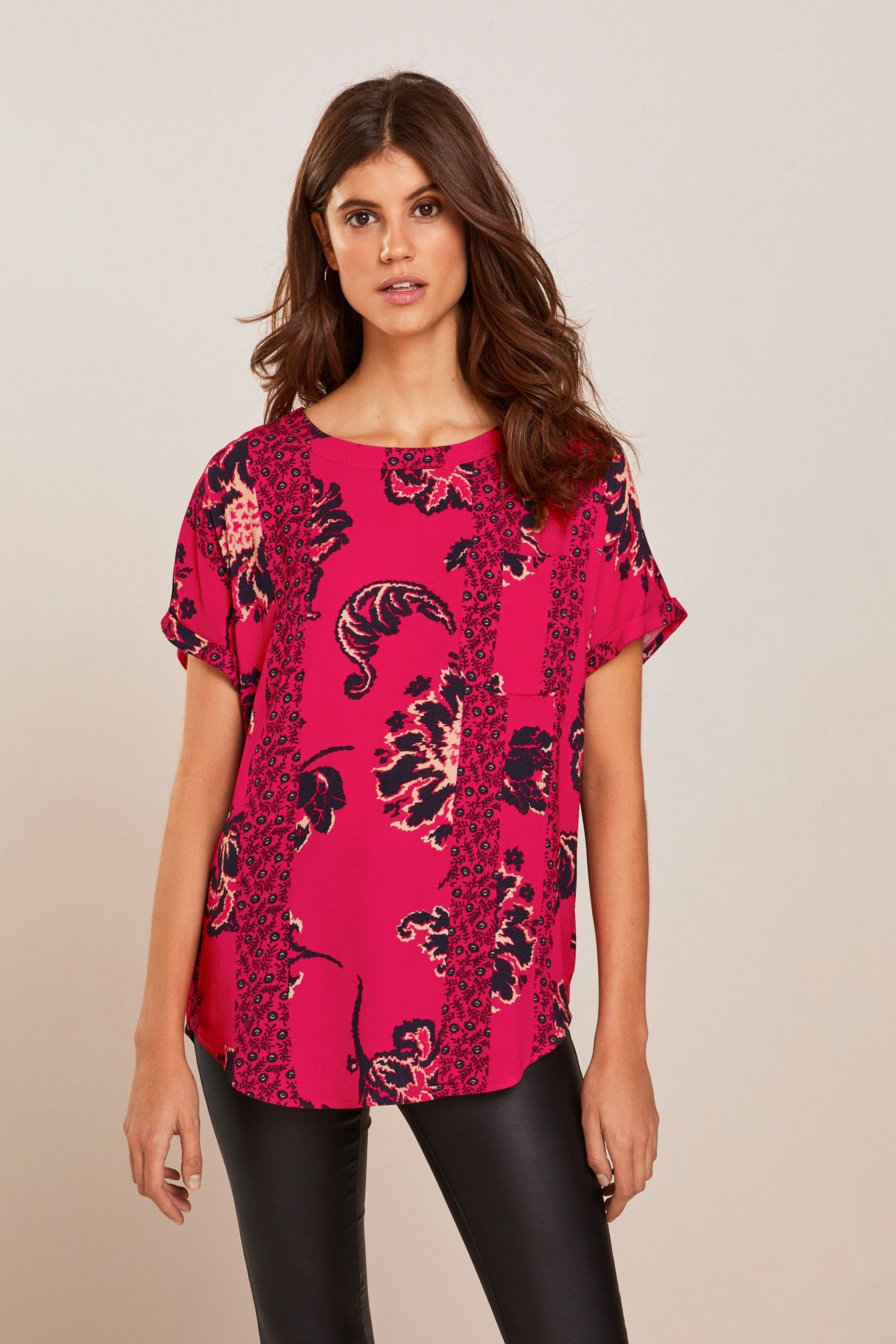 T-Shirt Kurzgröße Next mit + Floral T-Shirt (1-tlg) Tasche Saum, Red abgerundetem