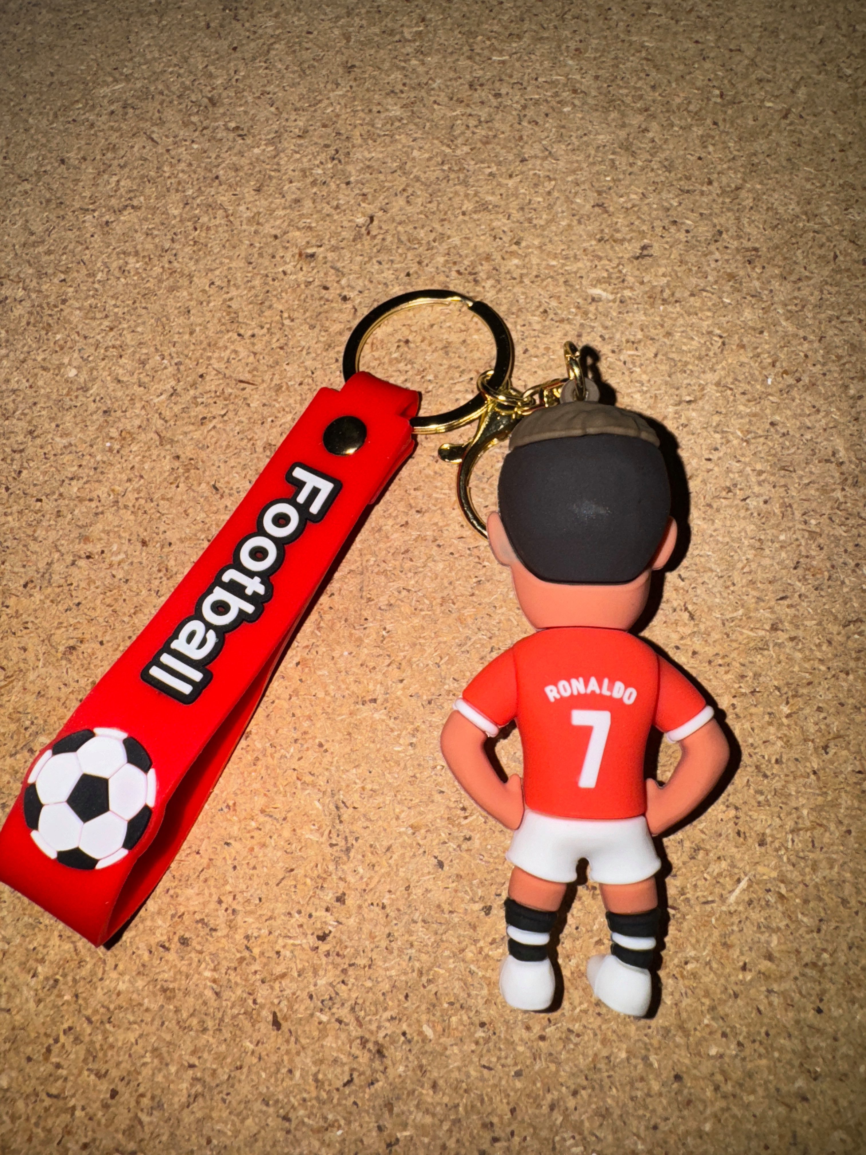Stelby Schlüsselanhänger Cristiano Ronaldo Schlüsselanhänger 3D Gummi (Manchester United Trikot), Strapazierfähiges & flexibles Material für langlebige Nutzung – Bild 3 von 5