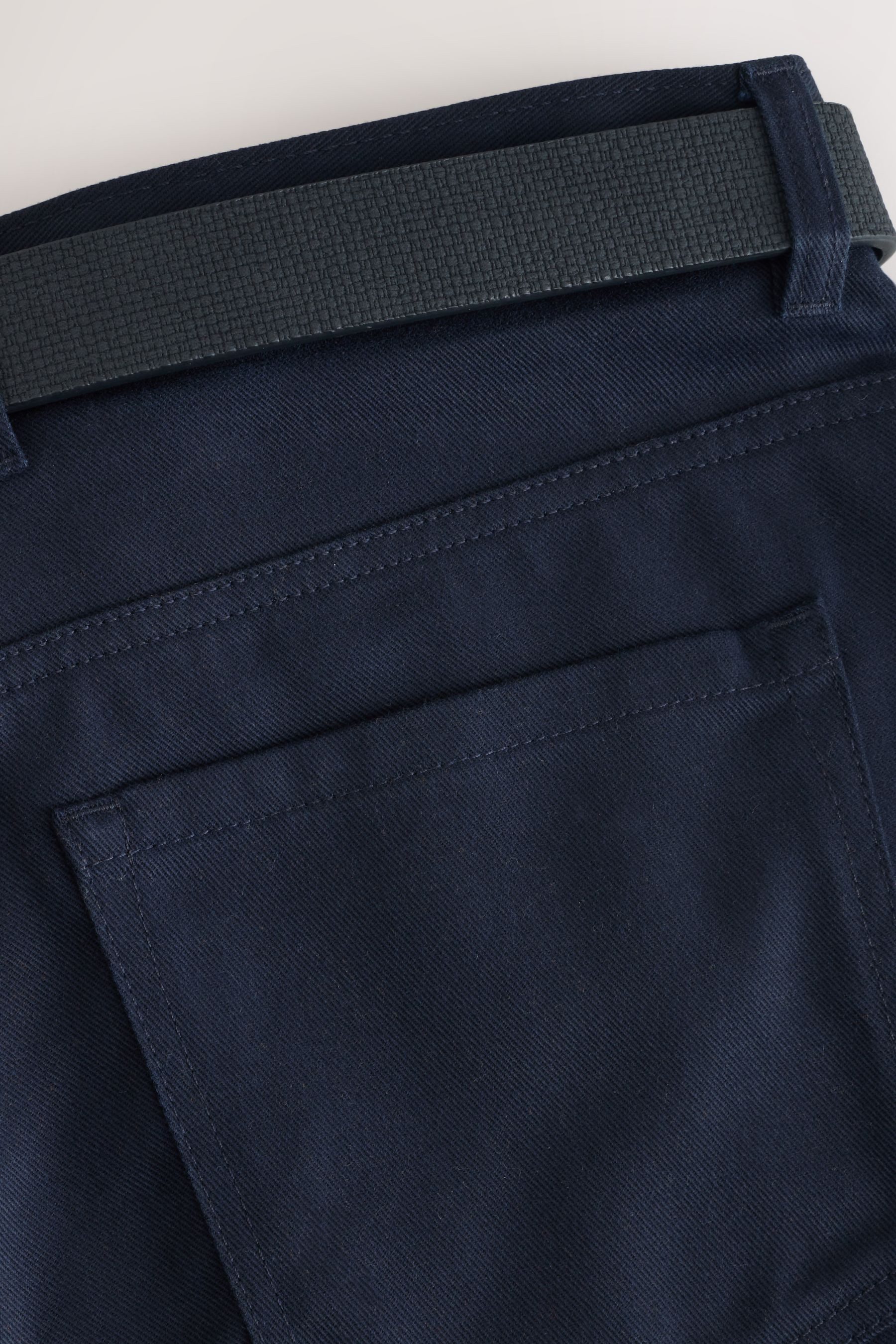Next Chinohose Edle angeraute Straight Fit Chinohose mit Gürtel (1-tlg)