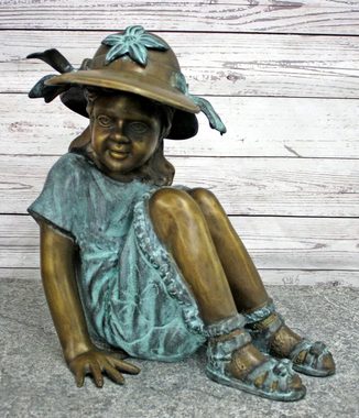 Bronzeskulpturen Skulptur Bronzefigur sitzendes Mädchen mit Hut
