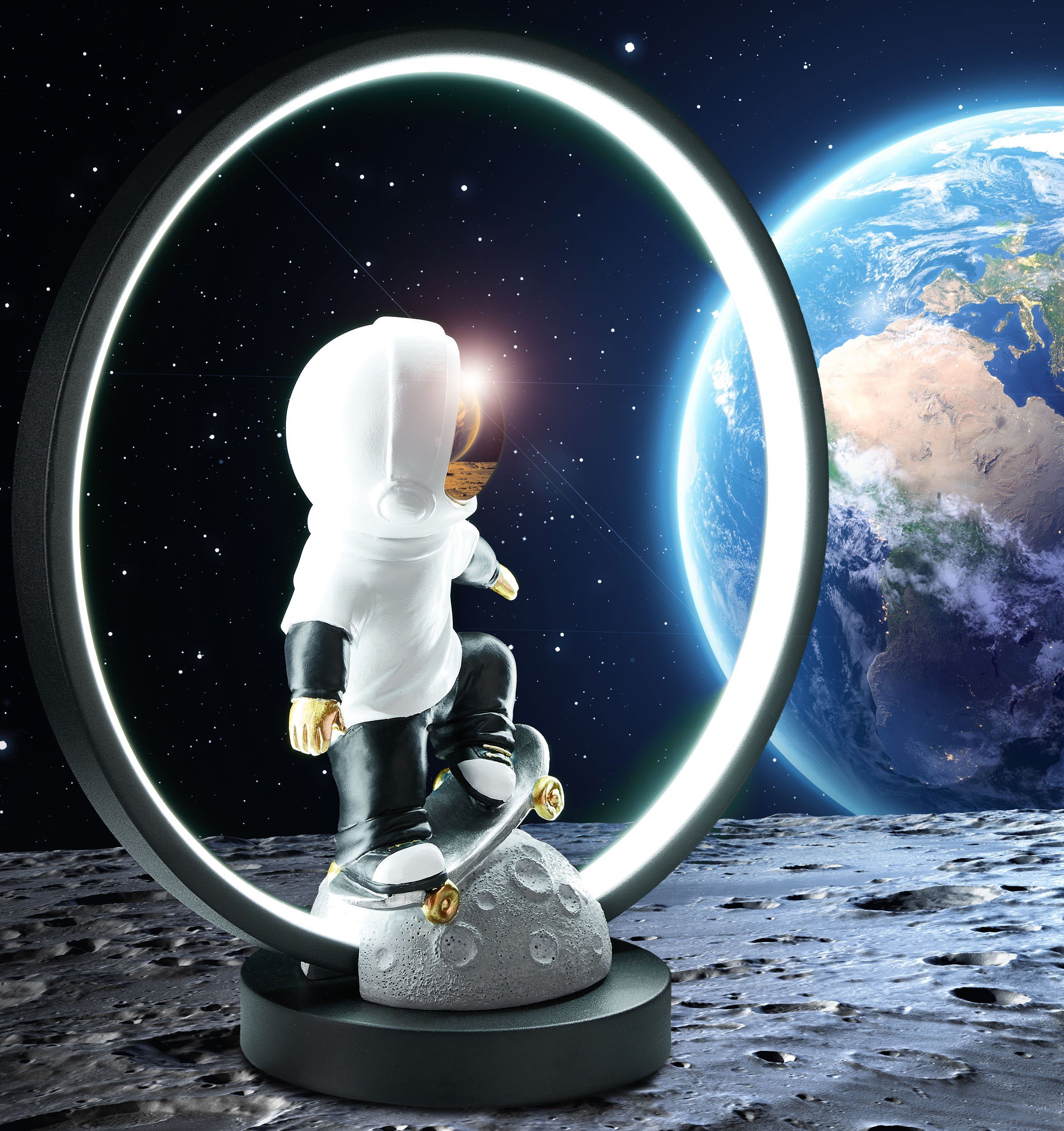 BRUBAKER LED Tischleuchte Astronaut - indirekter mit Skateboard Nachttischlampe - fest Tischlampe auf Beleuchtung Deko-Lampe Stecker, dem LED-Ring, 33 und Weltraum Moderne Handbemalte Skateboarder cm integriert, LED Mond mit USB-C